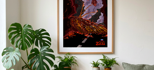 Illustration encadrée représentant une éruption volcanique avec des coulées de lave rouge traversant la RN2 la nuit. Teintes rouge, orange, mauve sur fond sombre, accrochée dans un salon cosy sur un mur blanc au-dessus de plantes vertes d'intérieur.