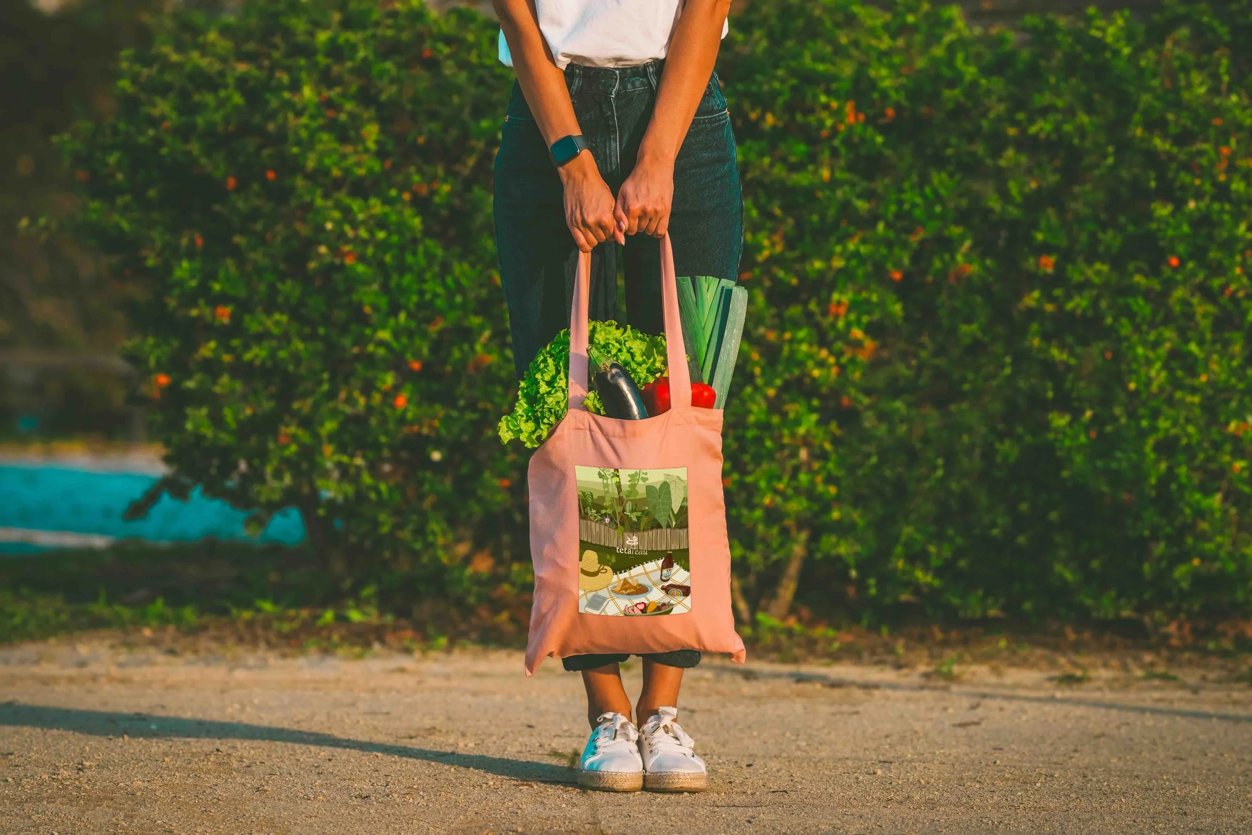 Illustration imprimée sur un tote bag rosé en coton bio - Pique-nique à la Réunion 974
