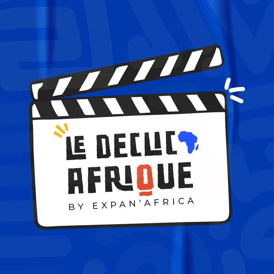 Clap de cinéma avec le texte "Le Déclic Afrique" et le logo de África de Expand Africa, fond bleu avec éléments abstraits.