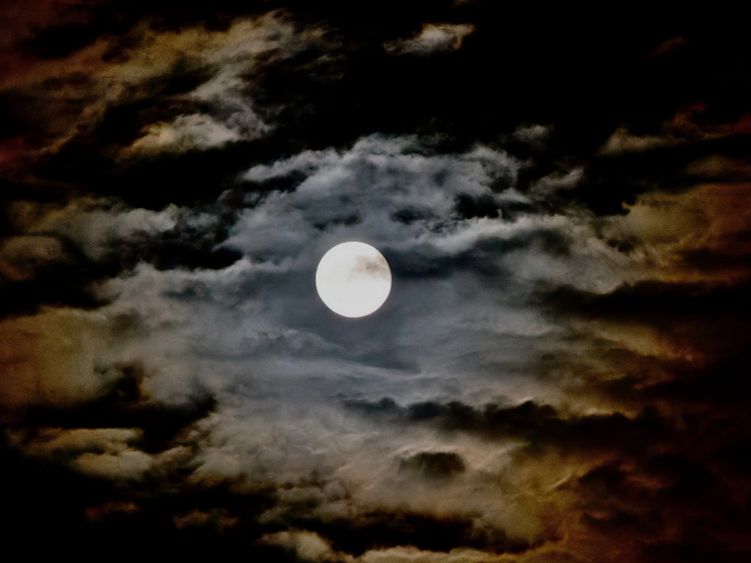 Pluie et nuages sombres dans le ciel nocturne avec la lune brillante
