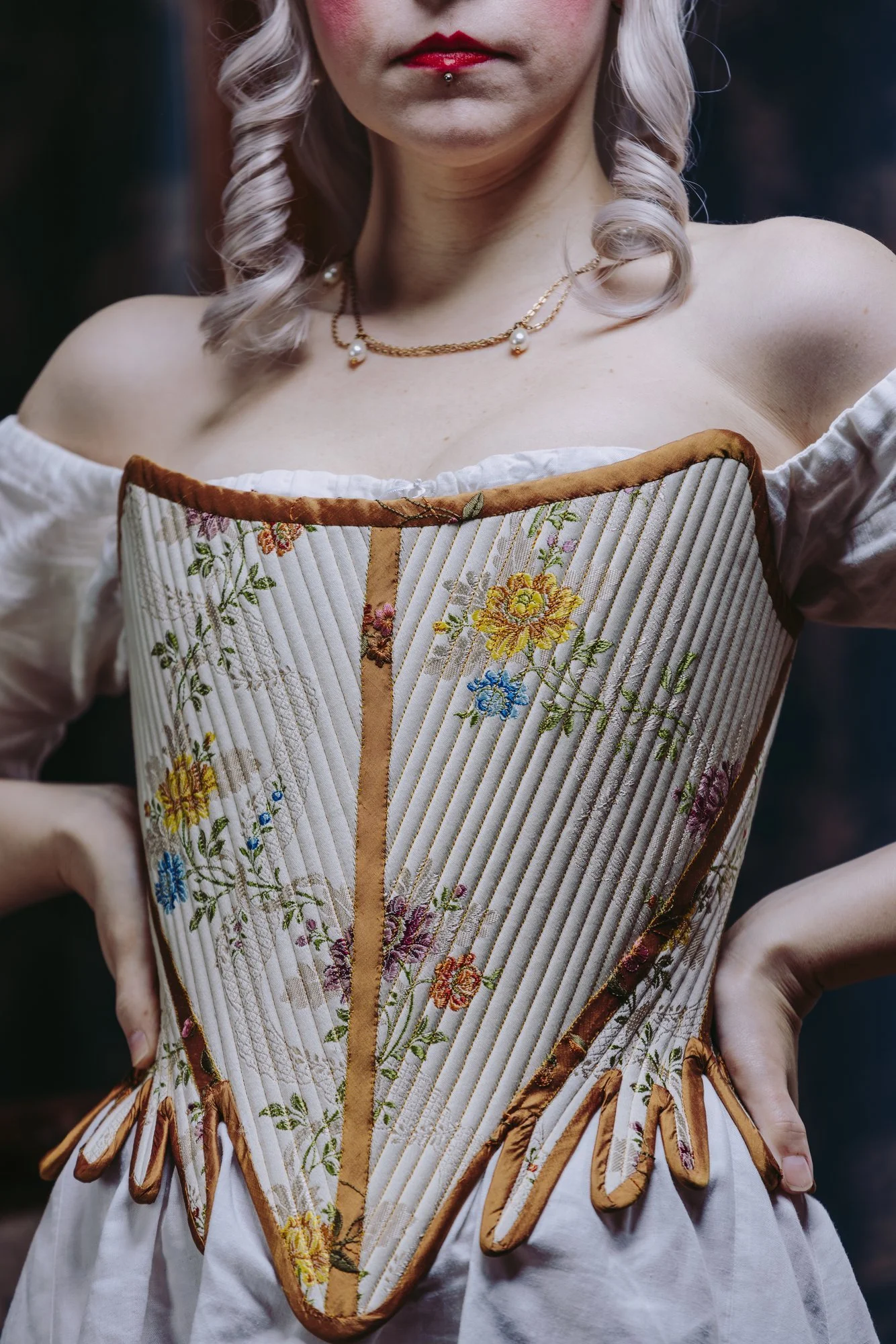 Détails couture corps baleiné en brocard corset 18ème siècle rococo historique