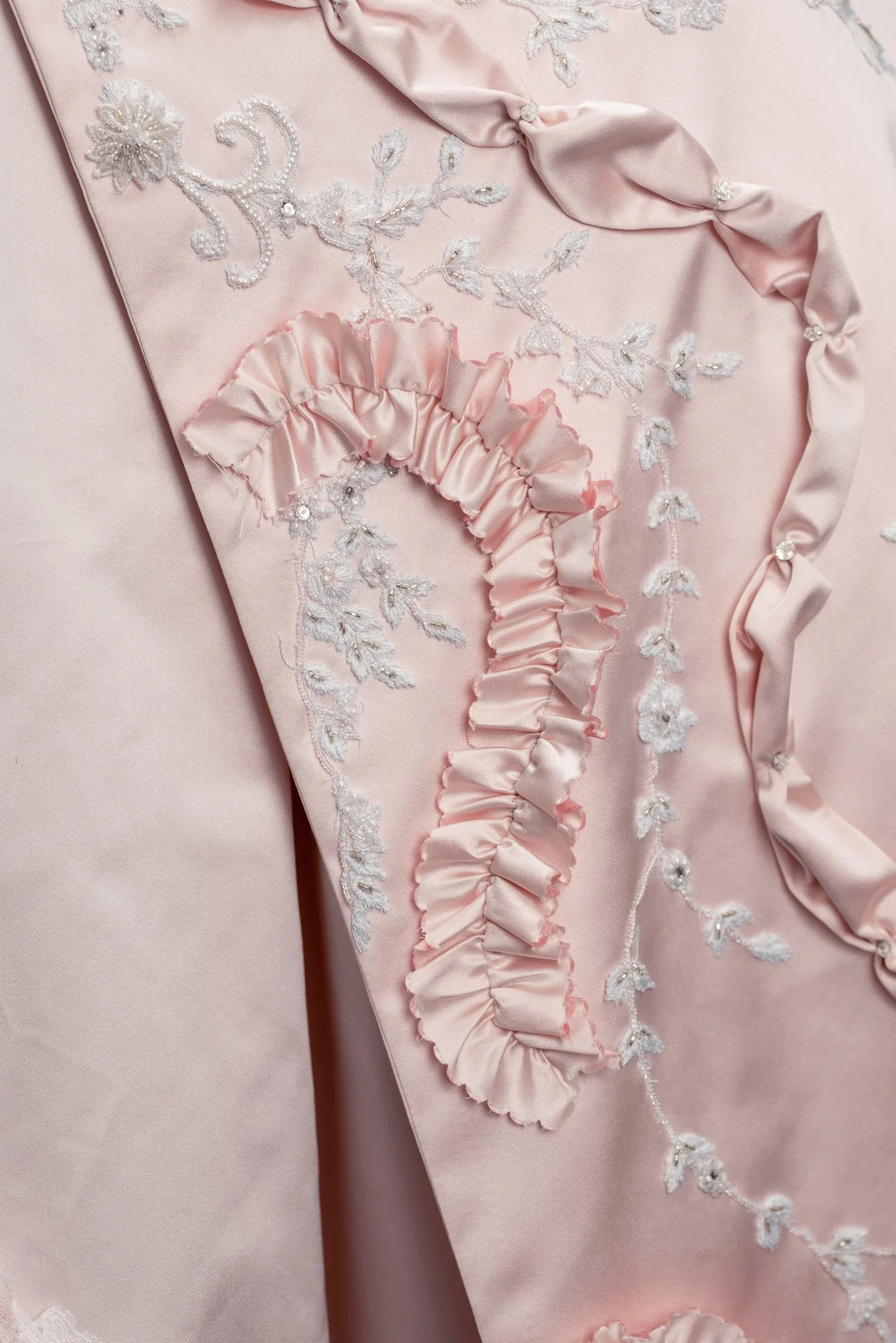Détails couture ornements broderies perlés délicates à la main robe à la française costume historique 18ème siècle rococo