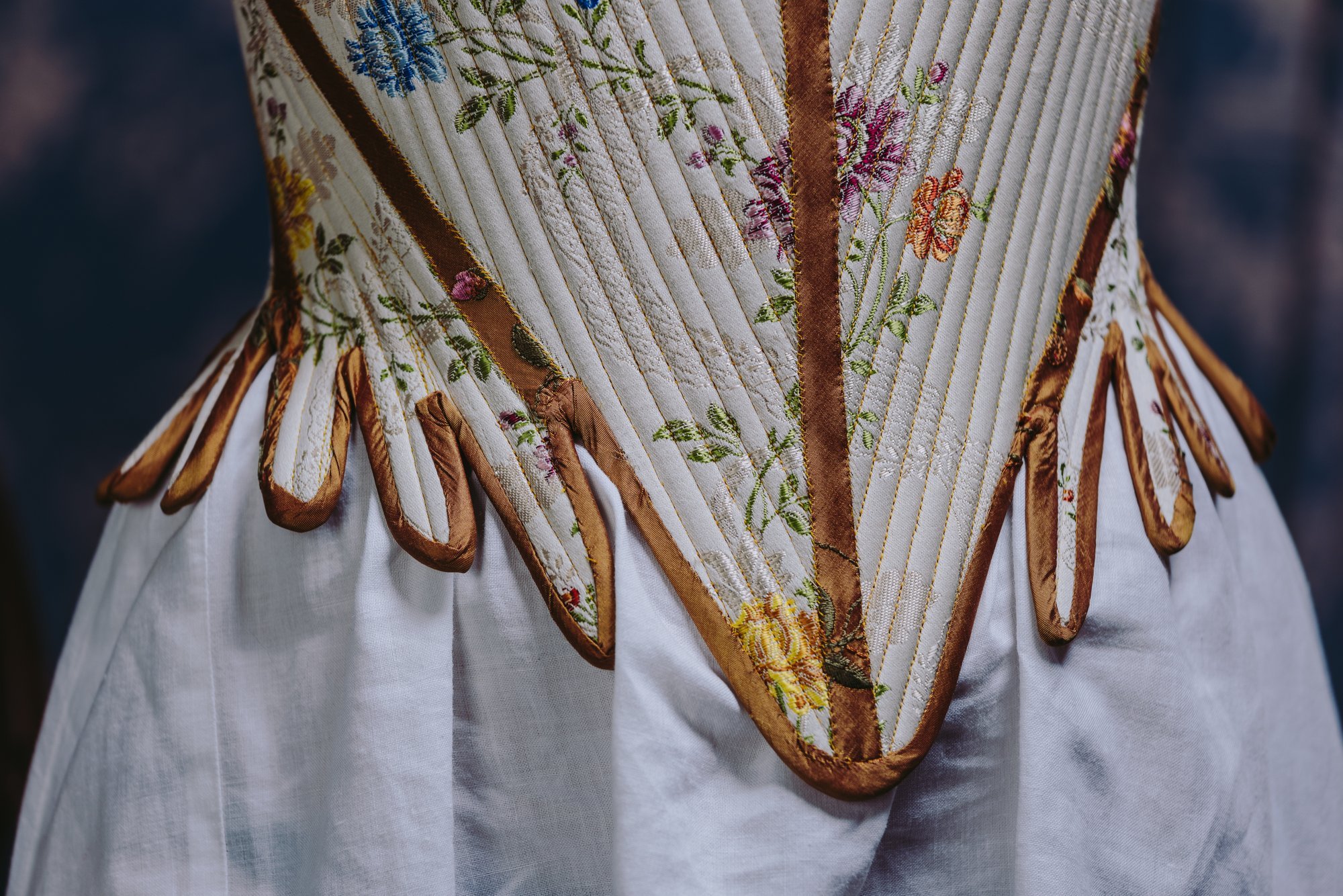 Détail couture construction d'un corps baleiné corset historique 18ème siècle