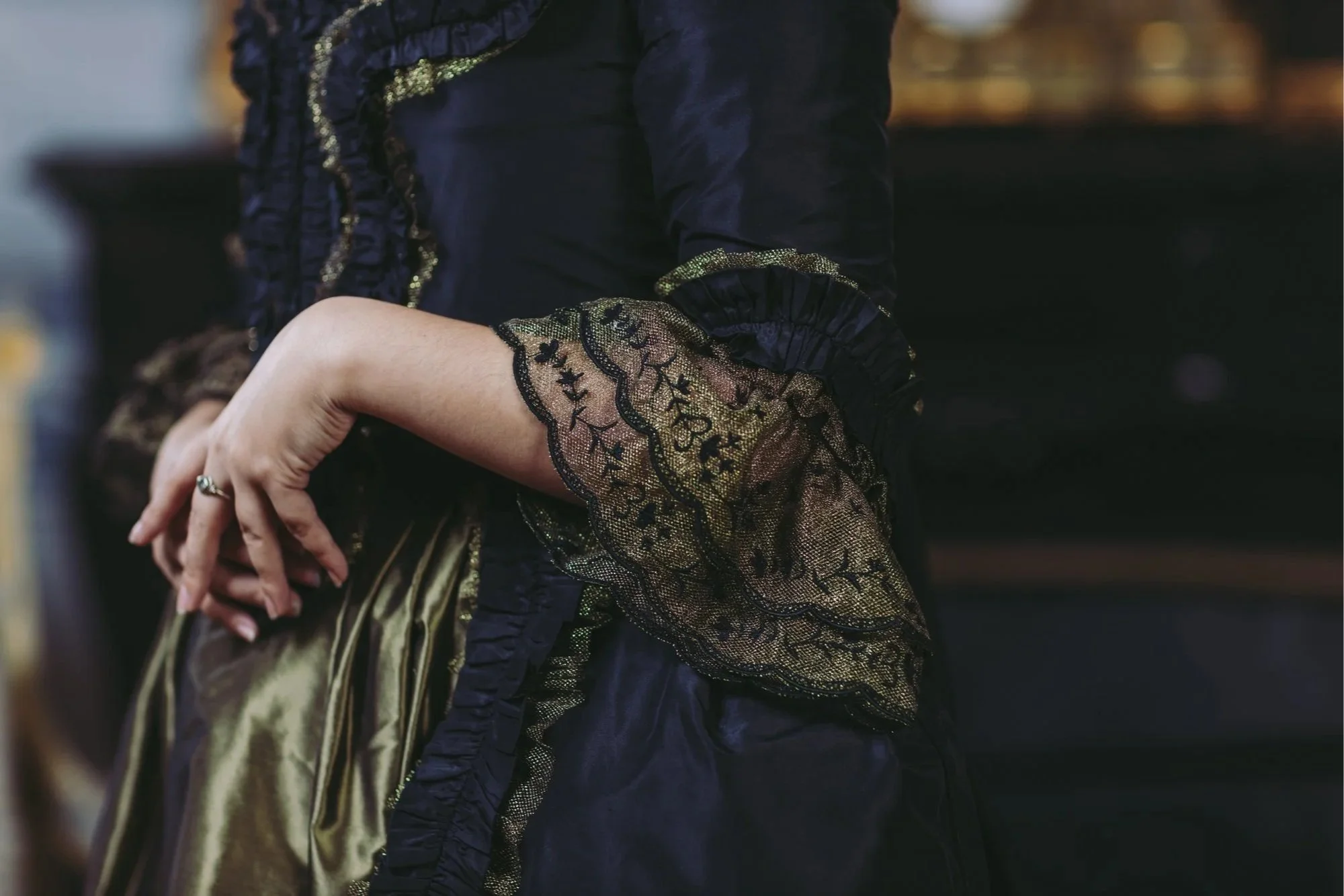 Détail couture d'une dentelle brodée mains engageante robe à la française historique 18ème siècle