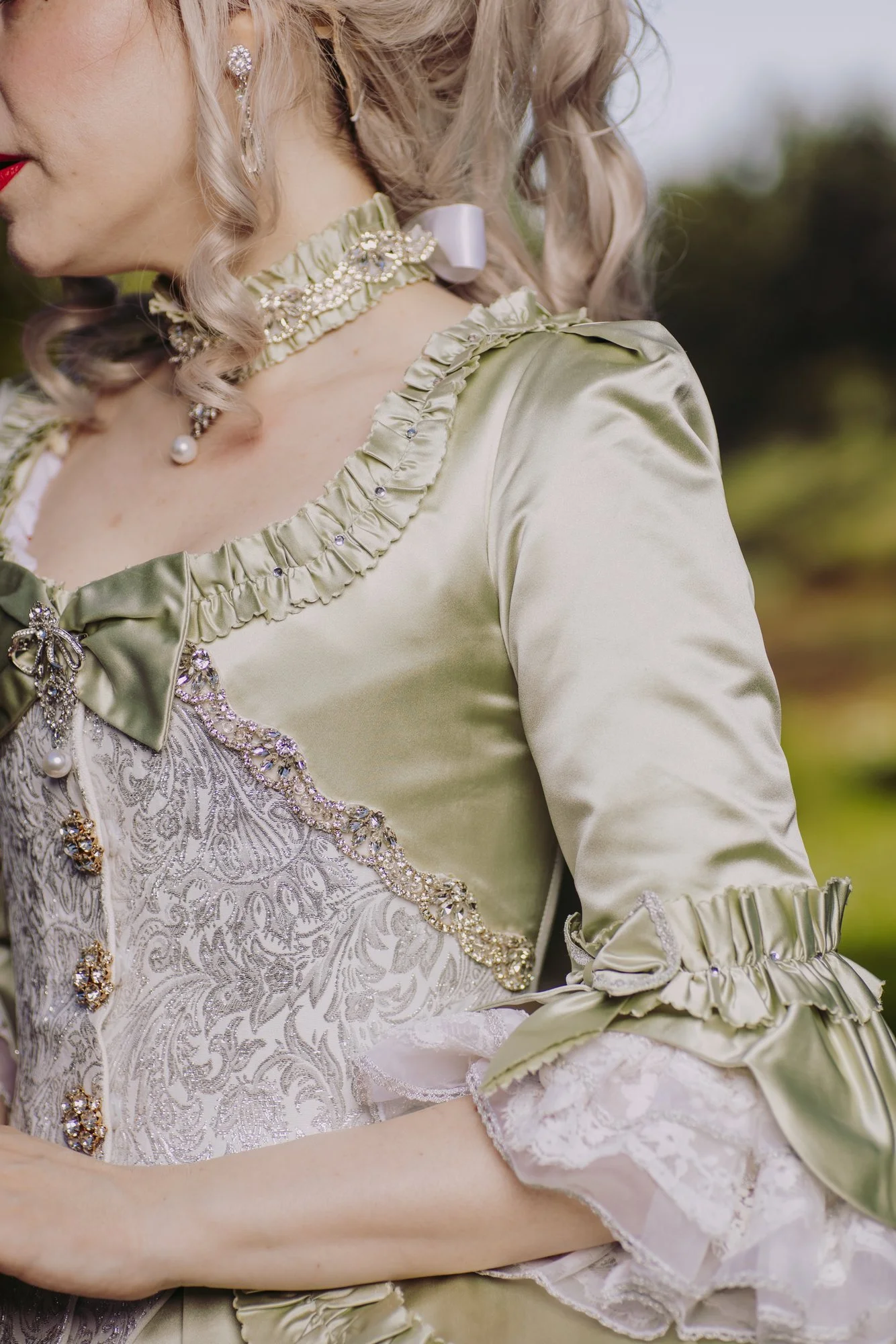 Une femme portant une robe à la française historique 18ème siècle détails ornements couture