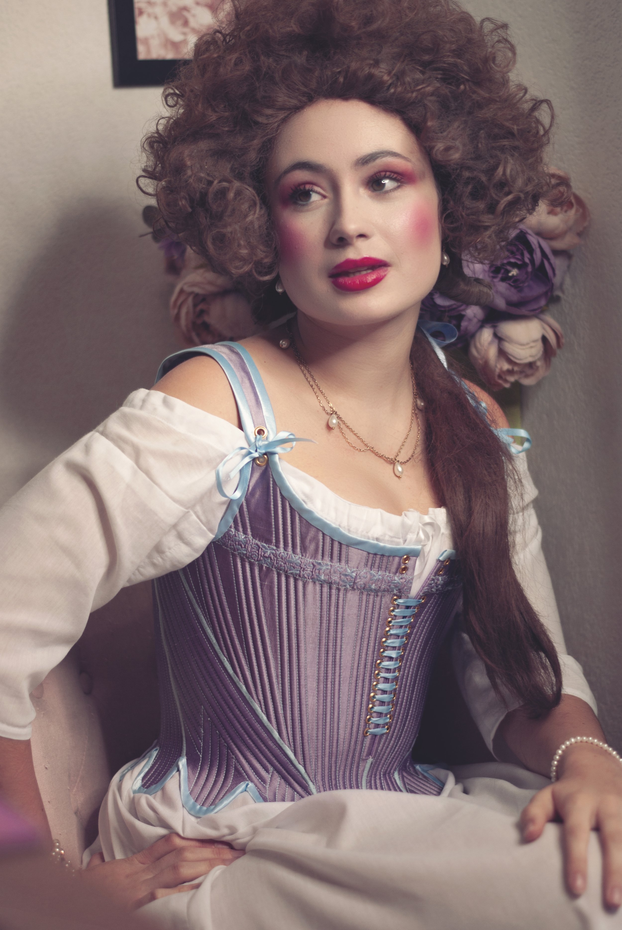 Femme portant un corps baleiné lavande corset historique 18ème siècle 1780 rococo