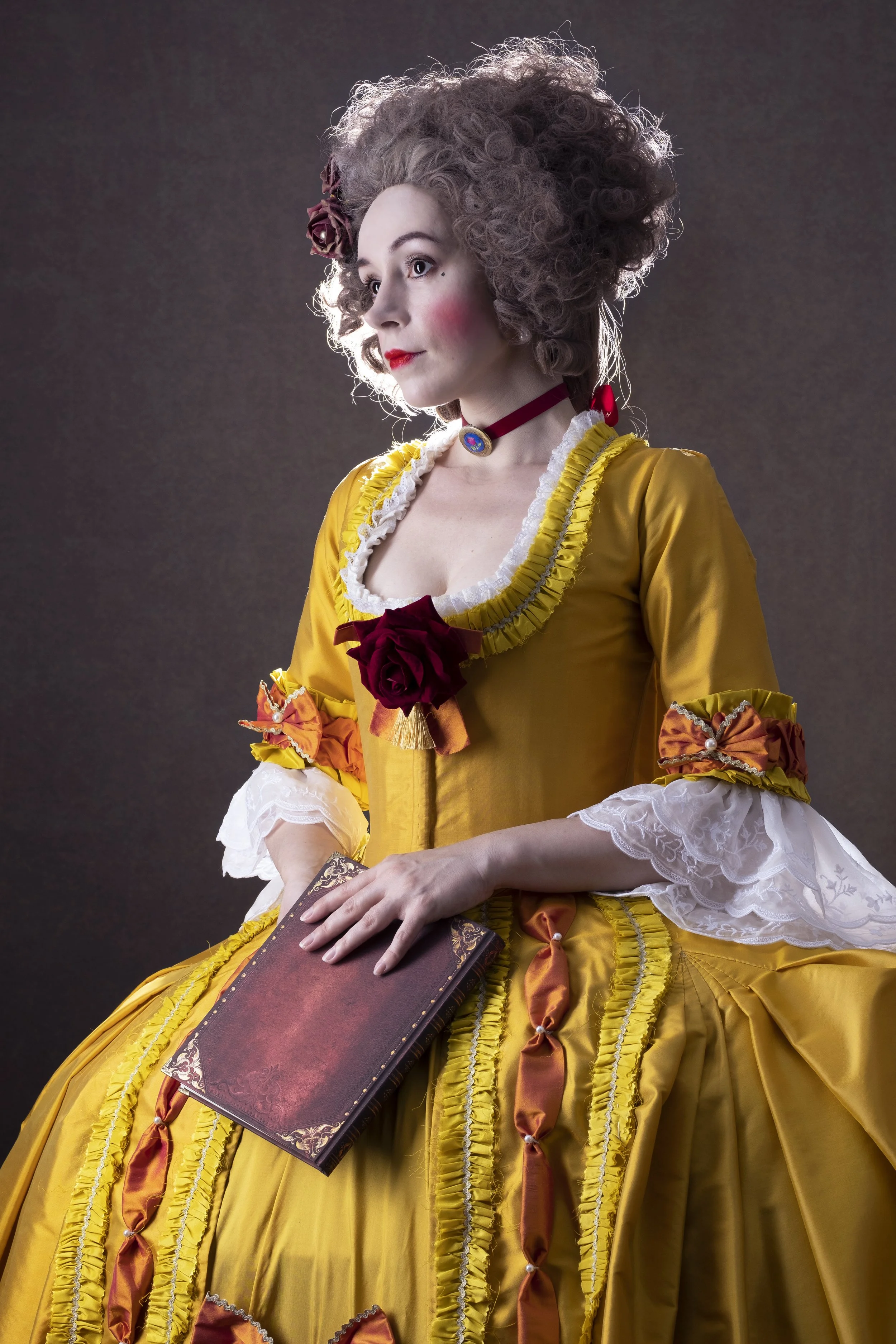 Femme en robe à la française jaune en soie 1780 18ème siècle costume historique rococo