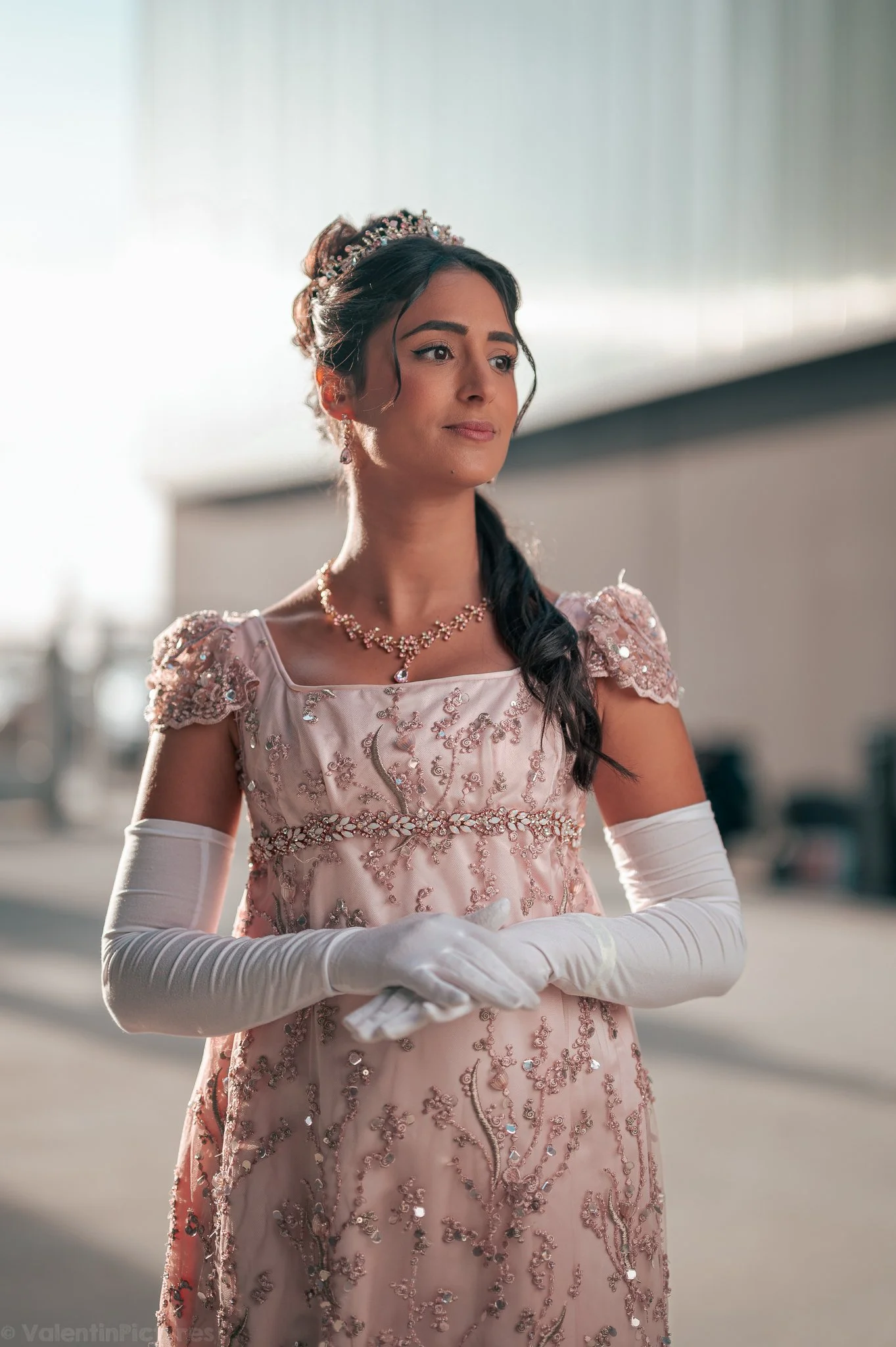 Une jeune femme en robe rose brodée premier empire historique style bridgerton costume historique 19eme siècle