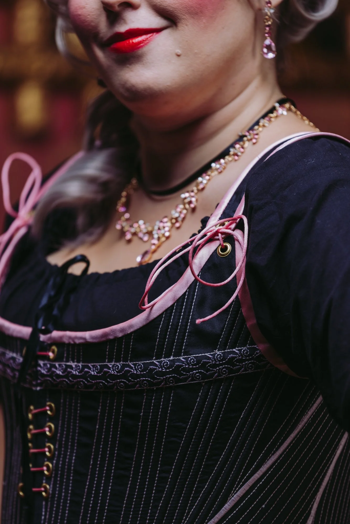 détail couture broderies d'un corps baleiné historique corset 1780 18ème siècle 