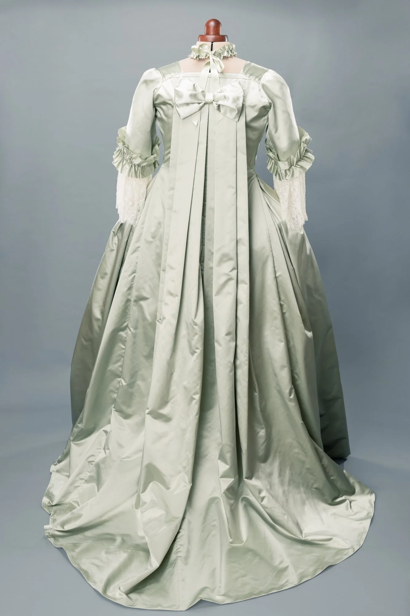 robe de à la française historique en satin de soie verte vue de dos détail couture plis watteaux 18ème siècle rococo