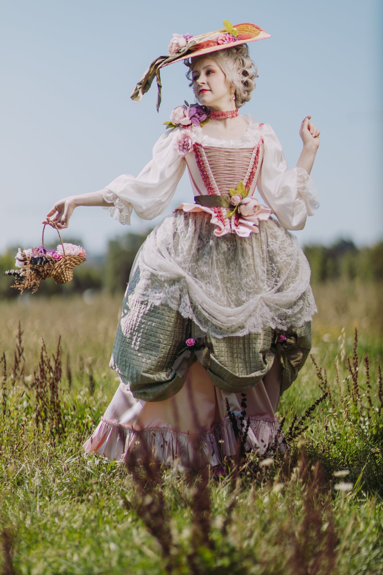 Femme en costume de bergère historique 18ème siècle rose cousu mains rococo