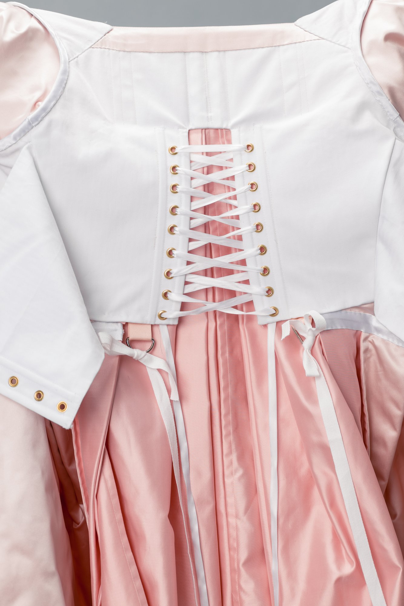 La construction couture intérieure d'une robe à la française historique 18ème siècle