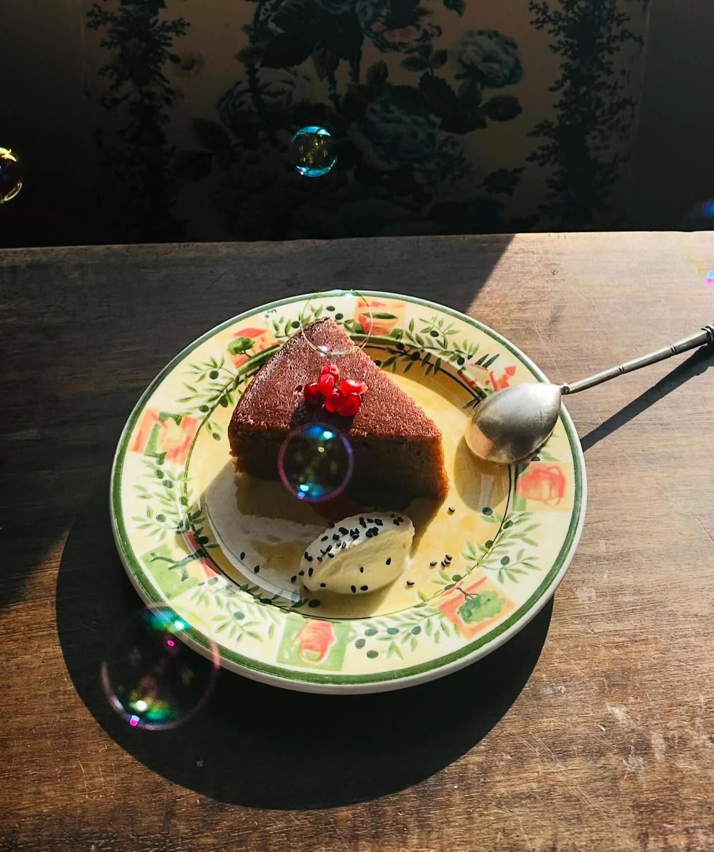 Fondant &agrave; la cr&egrave;me de marron,
cr&egrave;me d&rsquo;Isigny au tahini 🌰 (English version below)
Vous aussi vous raffolez des marrons ? 
Ah, les marrons&hellip; Ces joyaux du verger qui, derri&egrave;re leur nom enchanteur, cachent en r&e