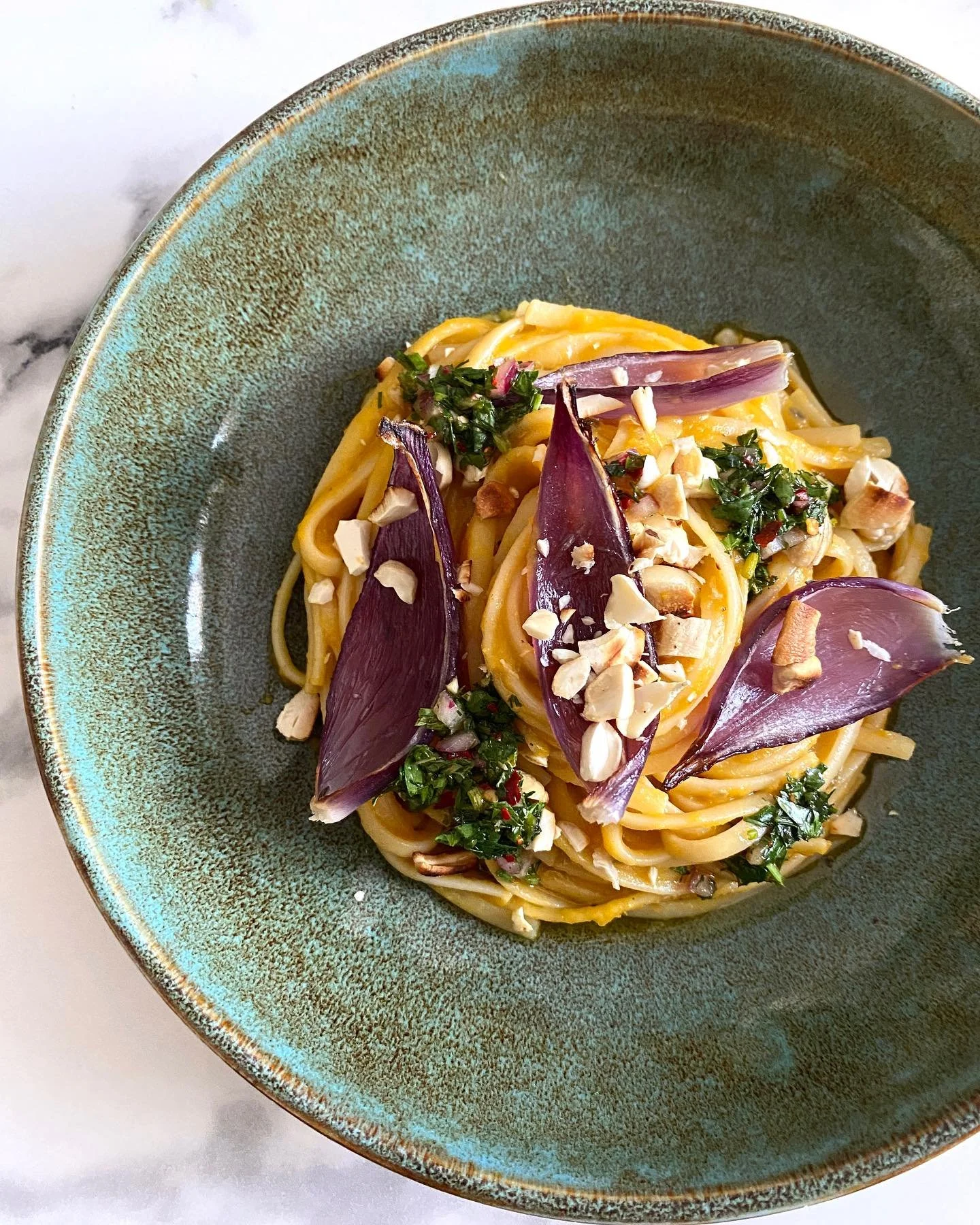 Linguines &agrave; la cr&egrave;me de butternut r&ocirc;tie.🧡
Oignons rouge confits, sauce chimichurri, noisettes torr&eacute;fi&eacute;es. 

#cheffeprivee #cookingiscaring 
#privatechef #vegetarianfood #linguinebutternut #vegetarianpasta