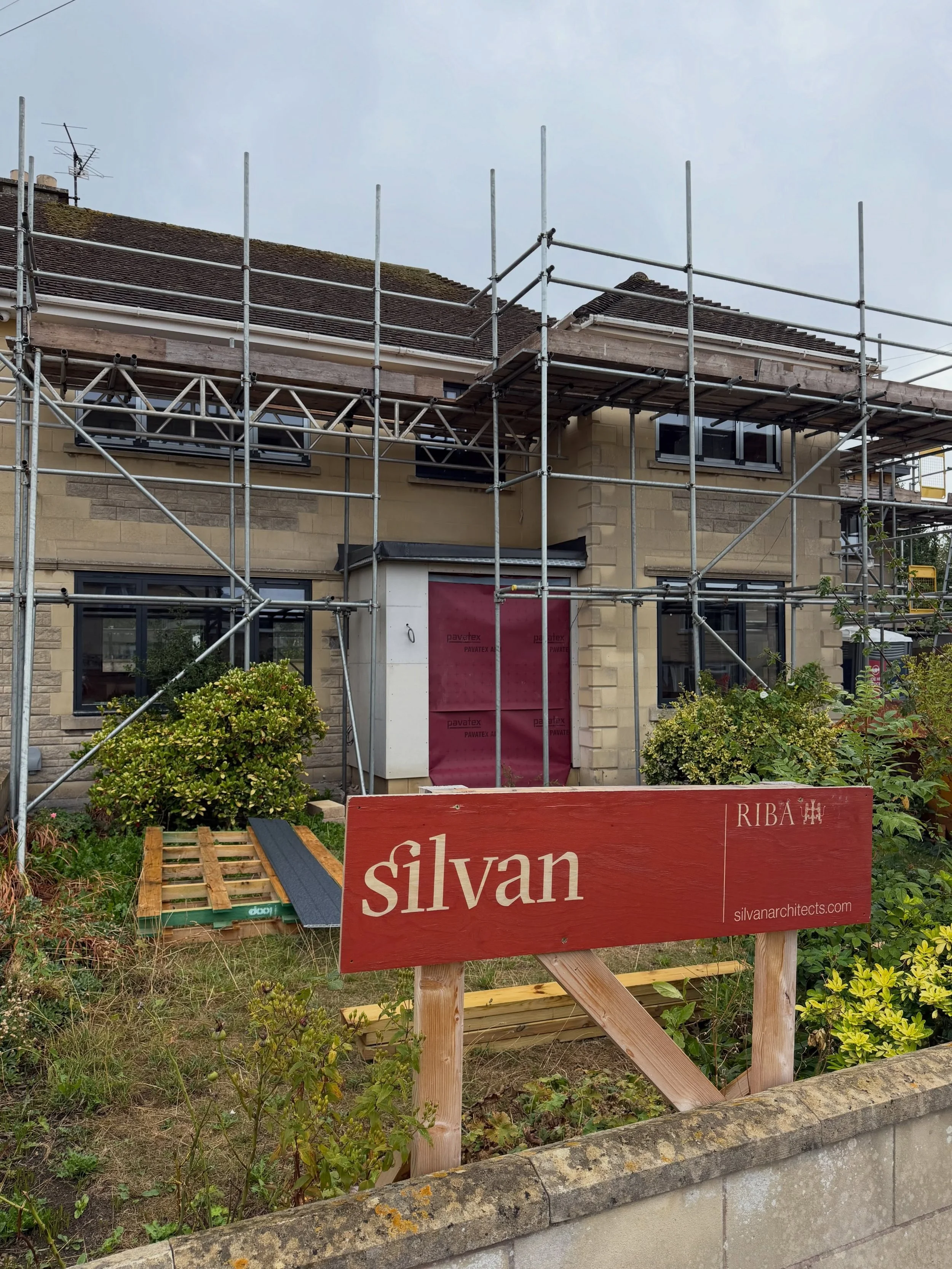 New windows all in on our Weston project and new entrance porch taking shape 🤝 curb appeal has improved so much already with the wonderful vision of @silvanarchitects 🙌 #gemconstructionbath #aluminiumwindows #bathsomerset #home #renovation
