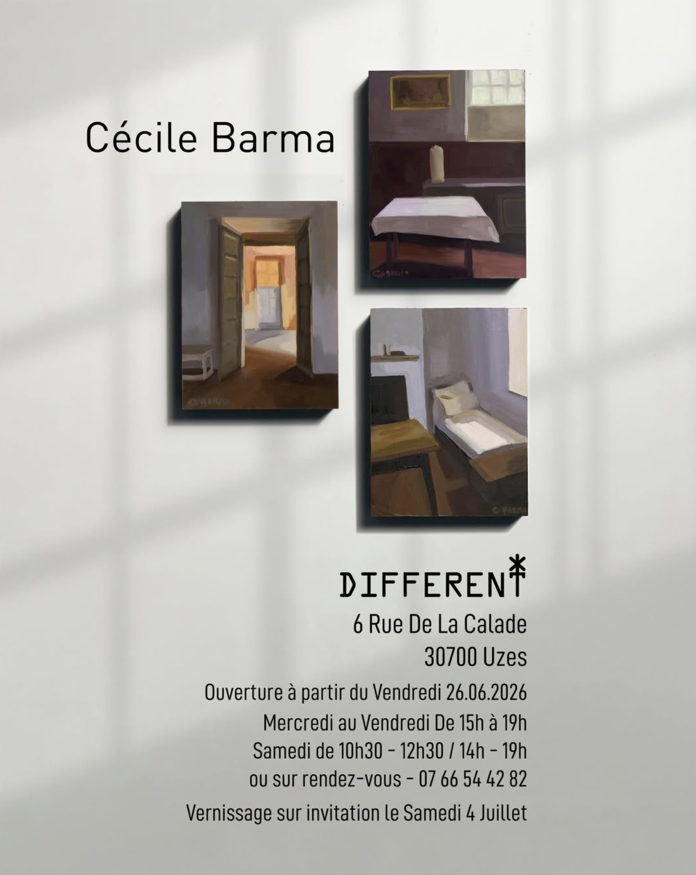 Annonce pour une exposition d'art intitulée 'Different' par Cécile Barma, avec trois peintures représentant des intérieurs. Informations sur l'adresse, les horaires d'ouverture, la date de vernissage, et un contact téléphonique.