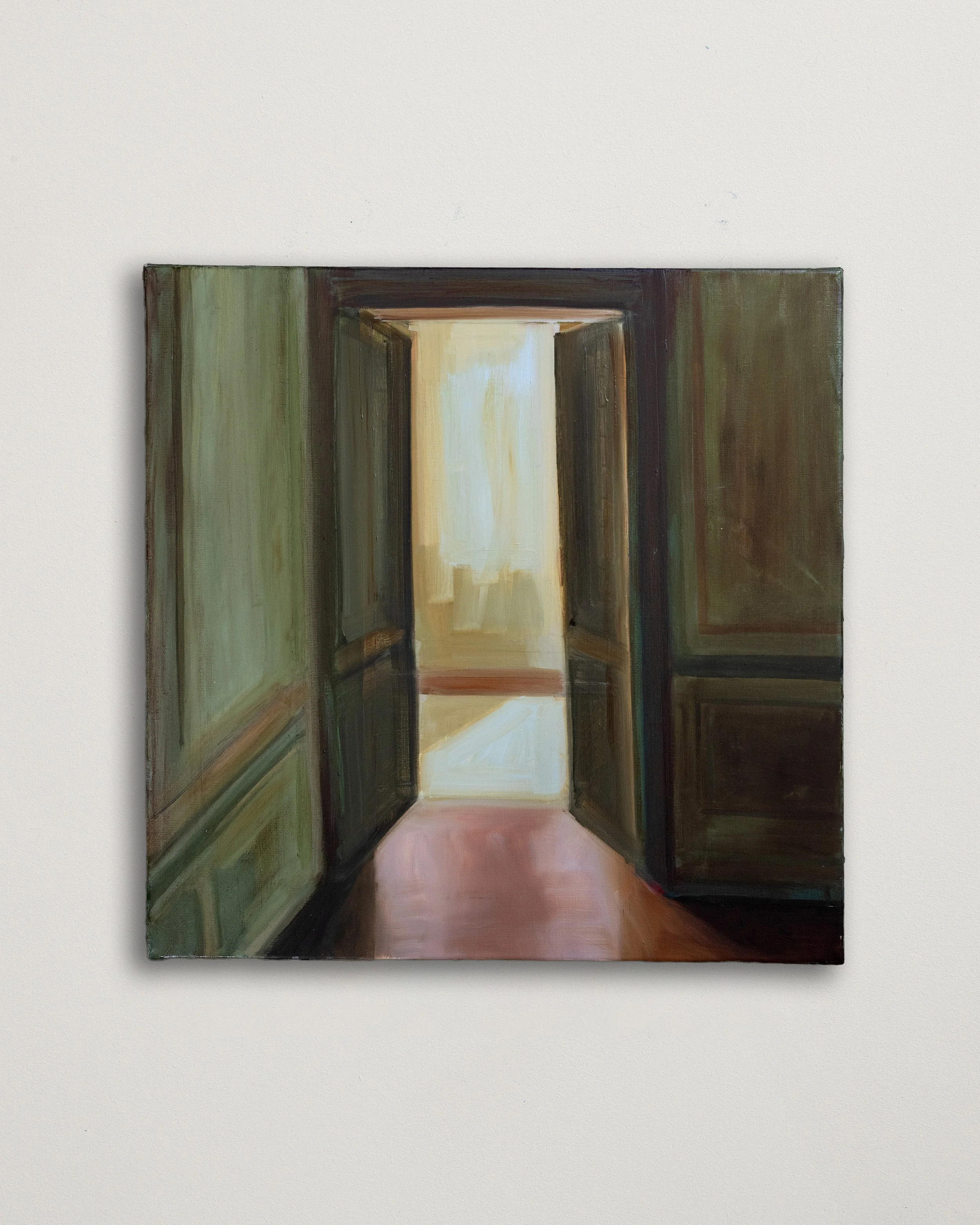Une peinture représentant une porte ouverte laissant passer la lumière, avec des murs verts et des couleurs chaudes au sol.