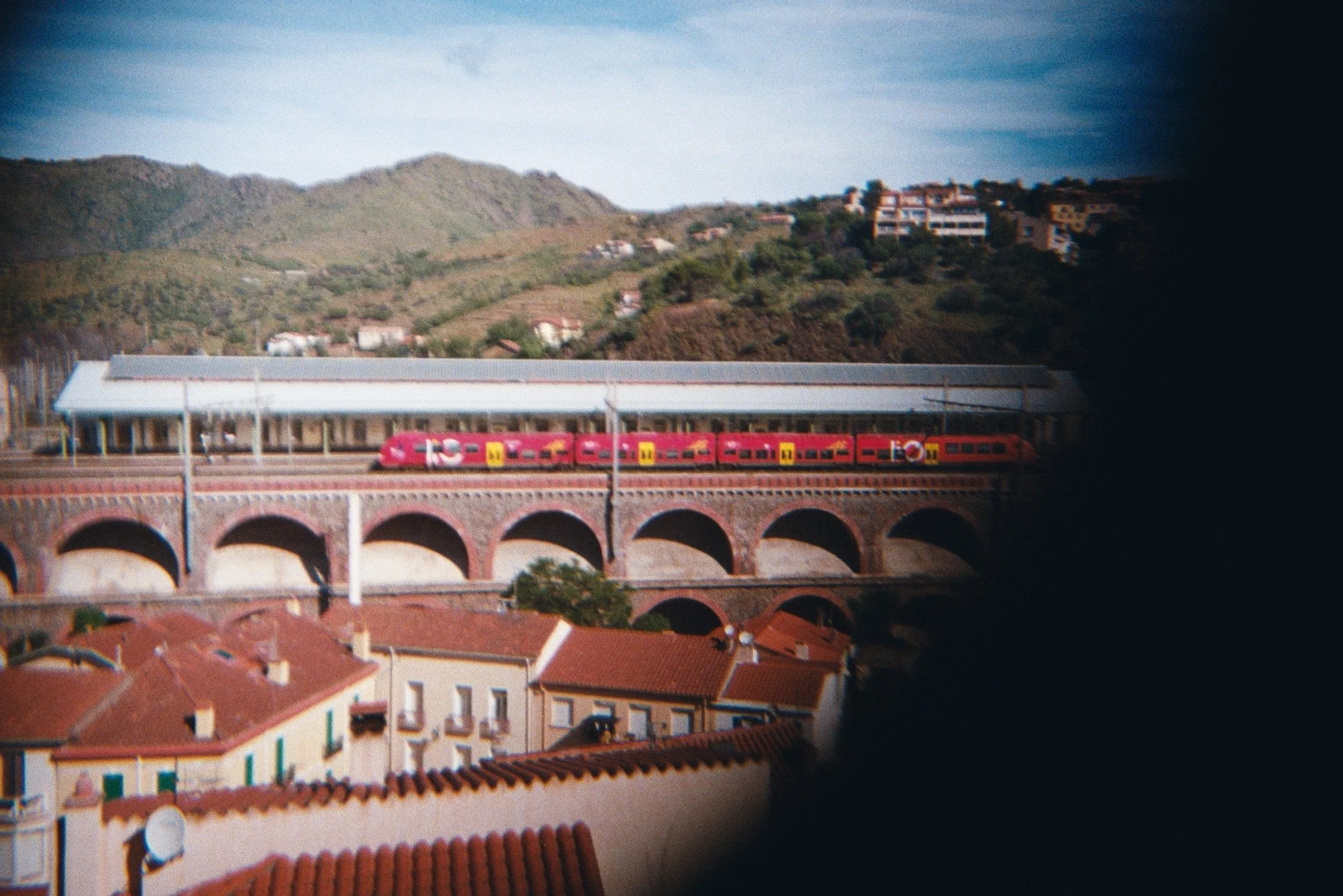 Vue de la gare de Cerbère et d'un train LiO