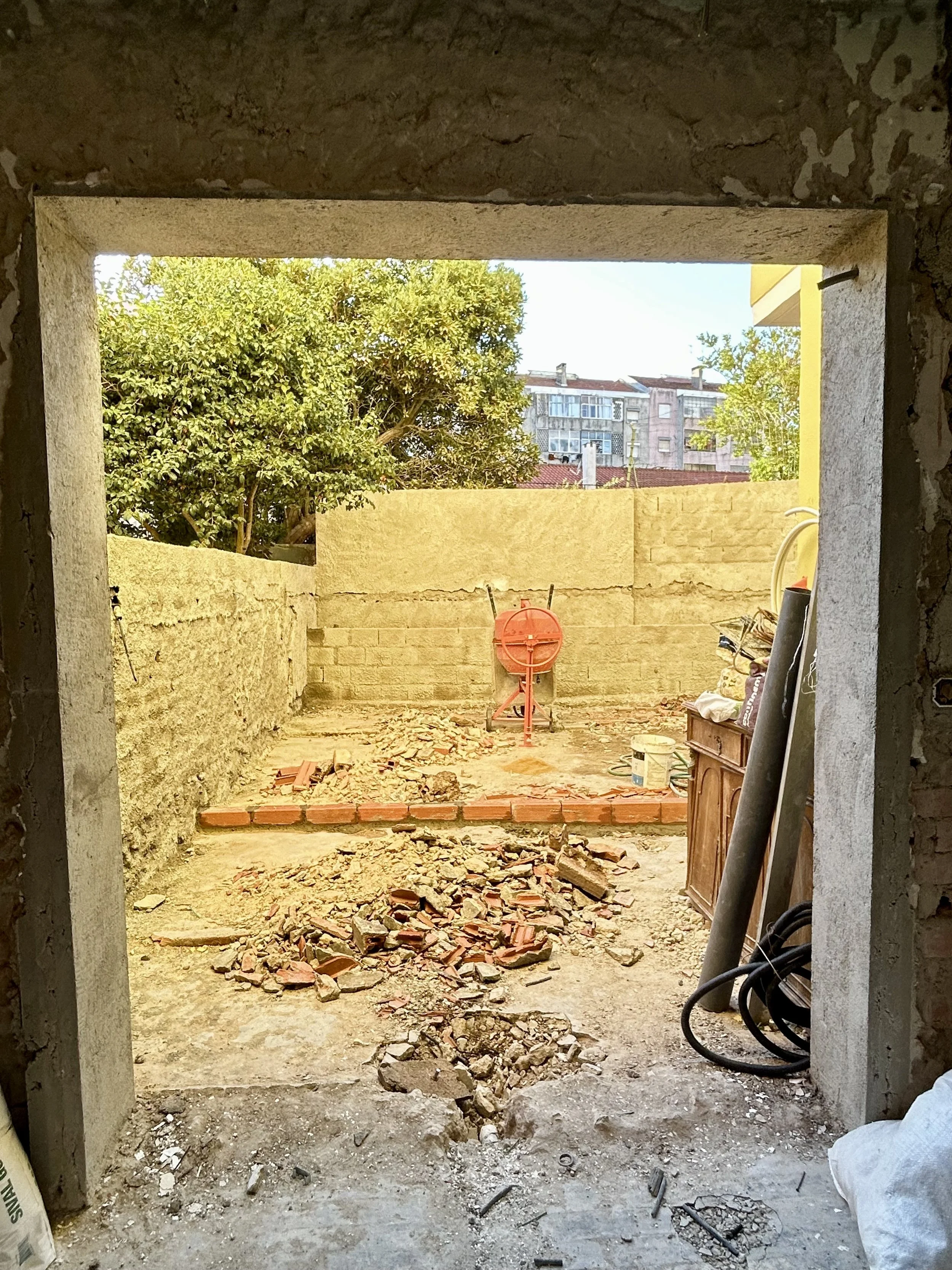 CAIXILHARIA DE ACESSO AO TERRAÇO EM FASE DE EXECUÇÃO