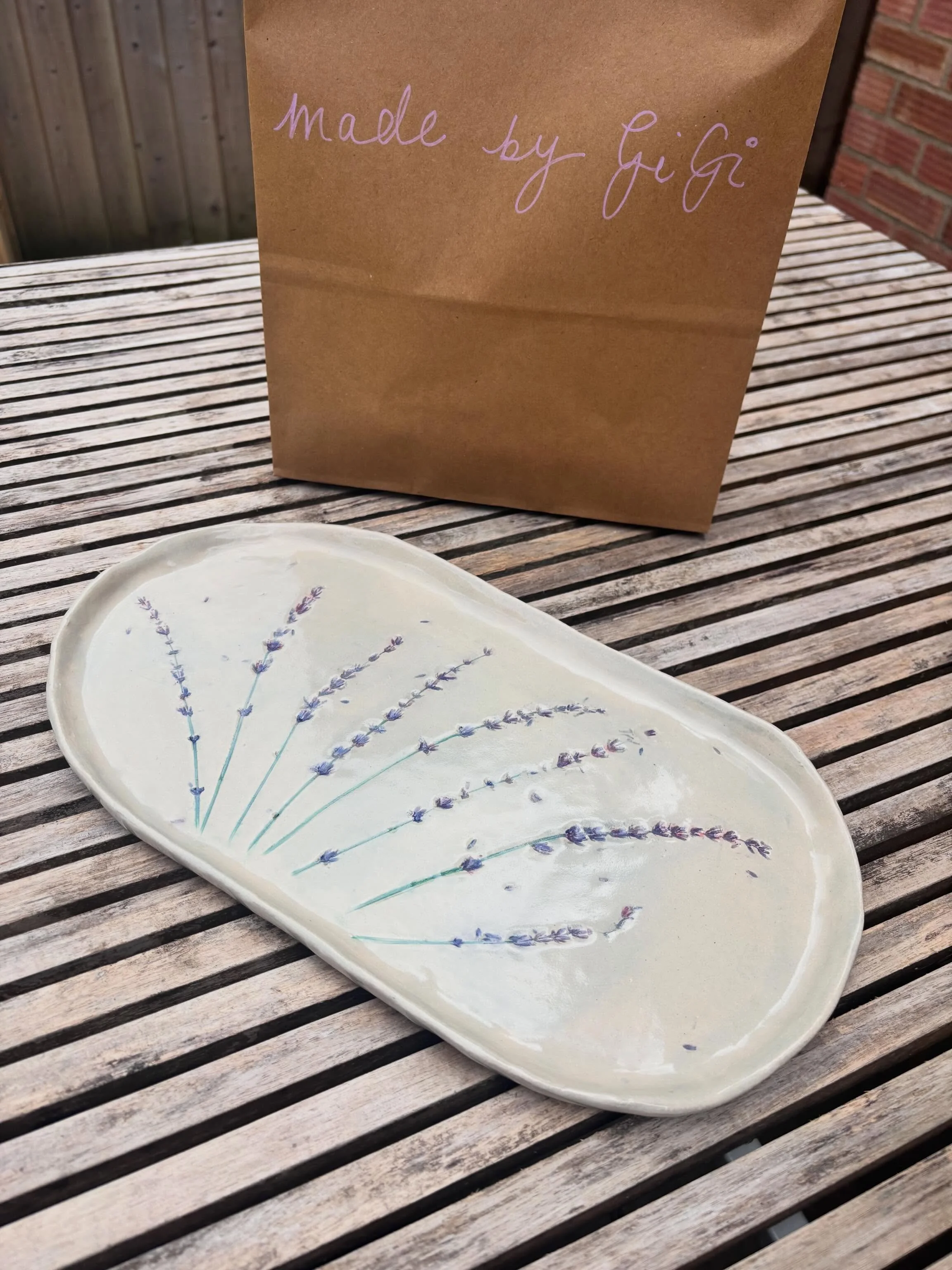 My first ever commission was collected today🥹
Making a large plate proved to be quite challenging. I made 2 before this and they both cracked for different reasons. The
silver lining is that I&rsquo;ve learnt to make large plates thicker-especially 