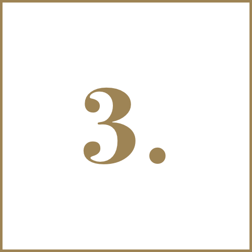 Numéro 3 en couleur dorée.