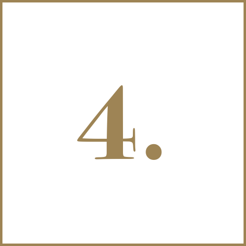 Numéro 4 en couleur dorée.