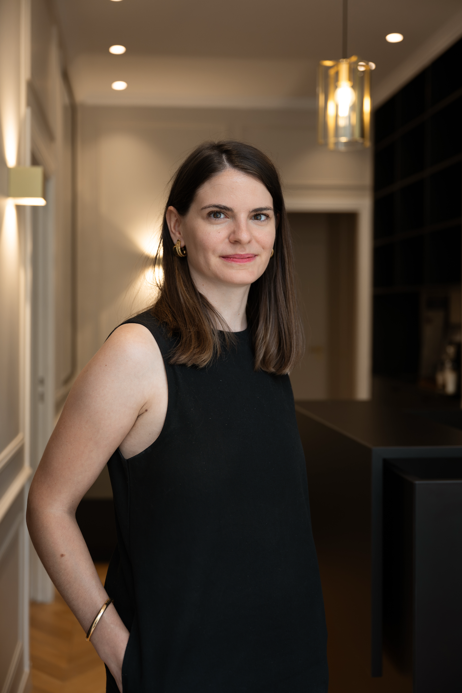 Portrait de la notaire Raphaëlle Robin, dans son étude notoriale du 18e arrondissement.