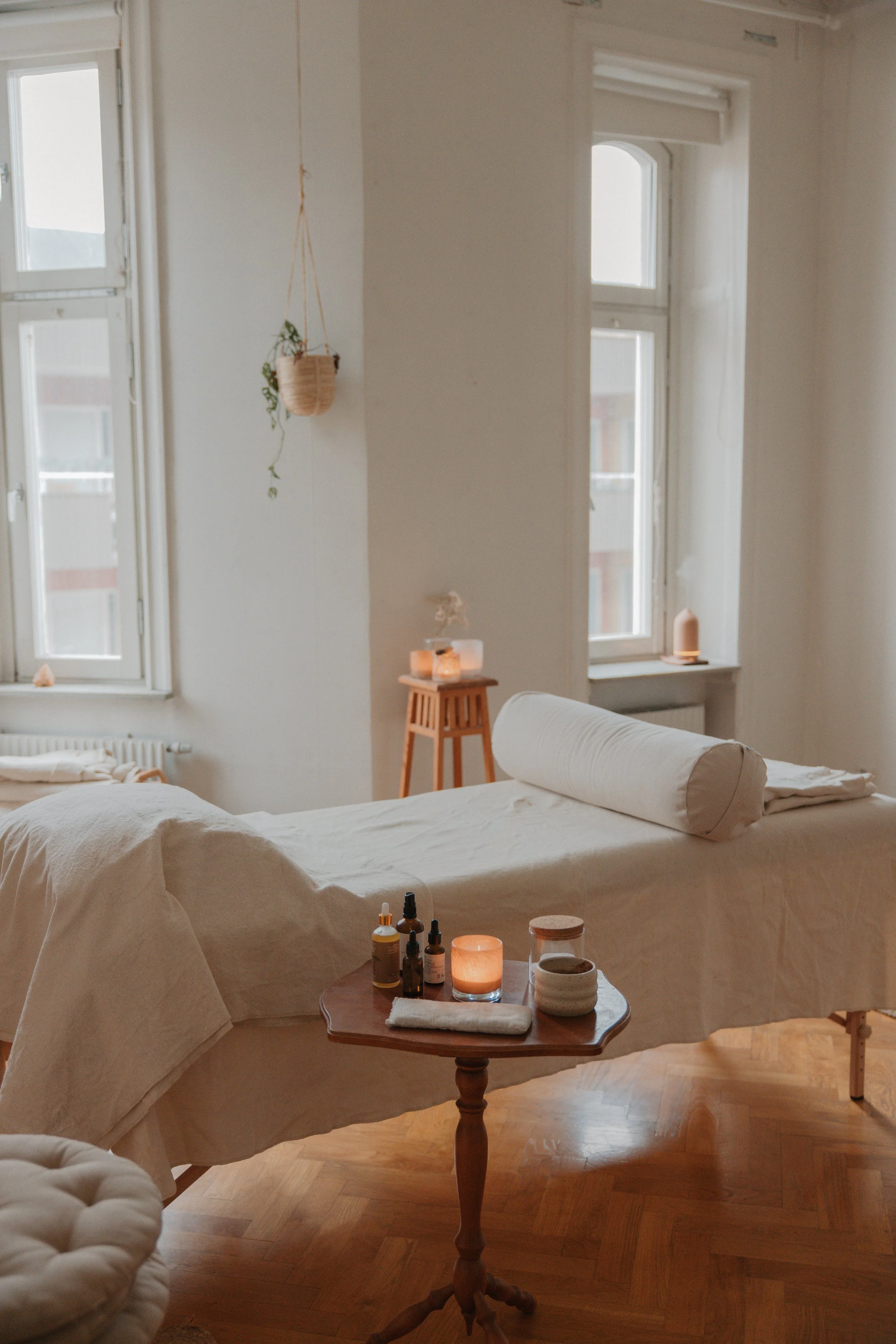 Harmoniskt behandlingsrum där Liv Innergård erbjuder behandlingar för kropp och själ. Ansiktsmassage och Reikihealing.