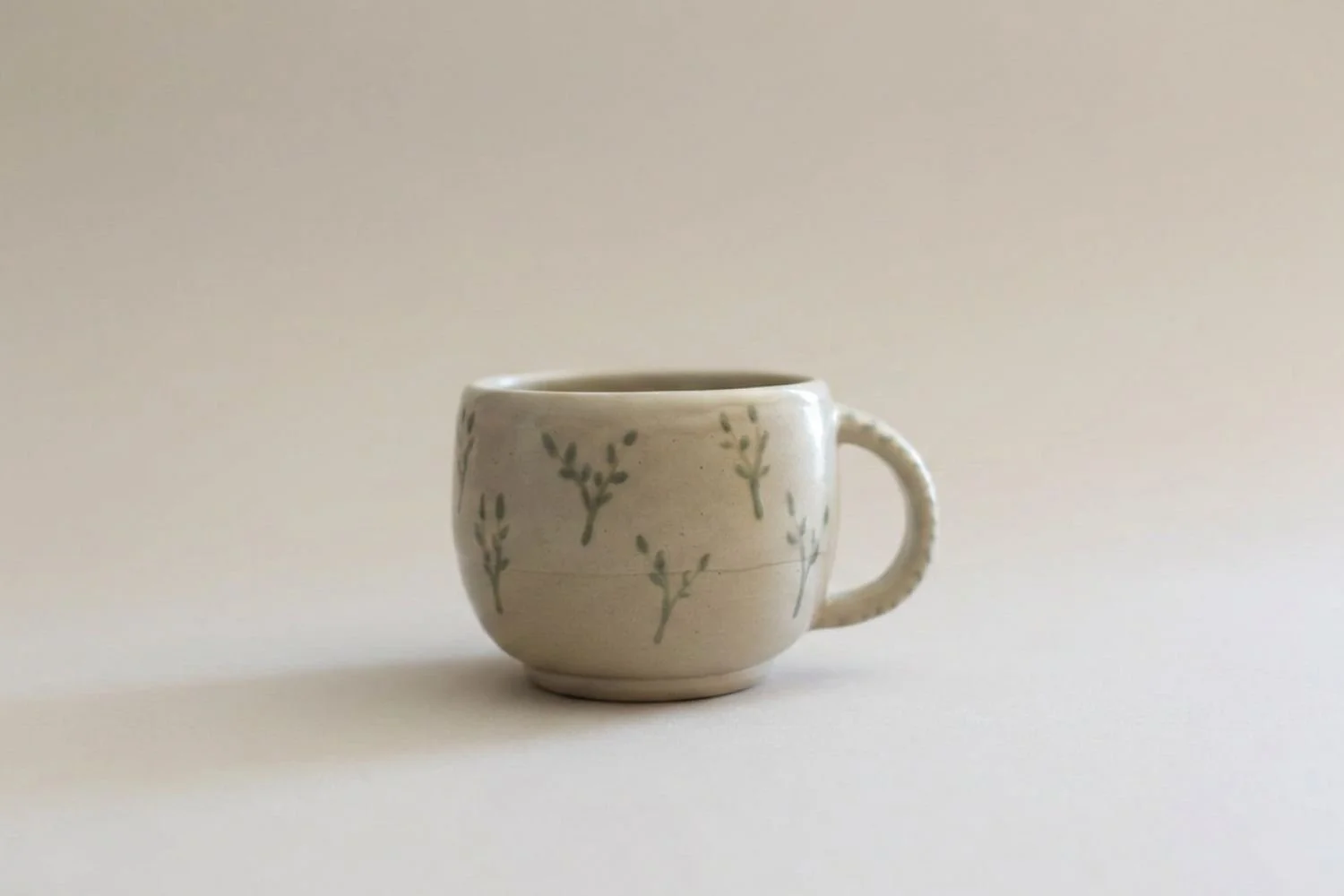 Tasse en grès blanc "Herbier"
Dimensions : 8cm ∅ x 7cm ↑
Lave vaisselle : ✔️
Micro ondes : ✔️
Entièrement façonnée à la main, de légères variations de couleur et/ou taille peuvent apparaître sur les pièces d'une même série.
Usage alimentaire et/ou dé
