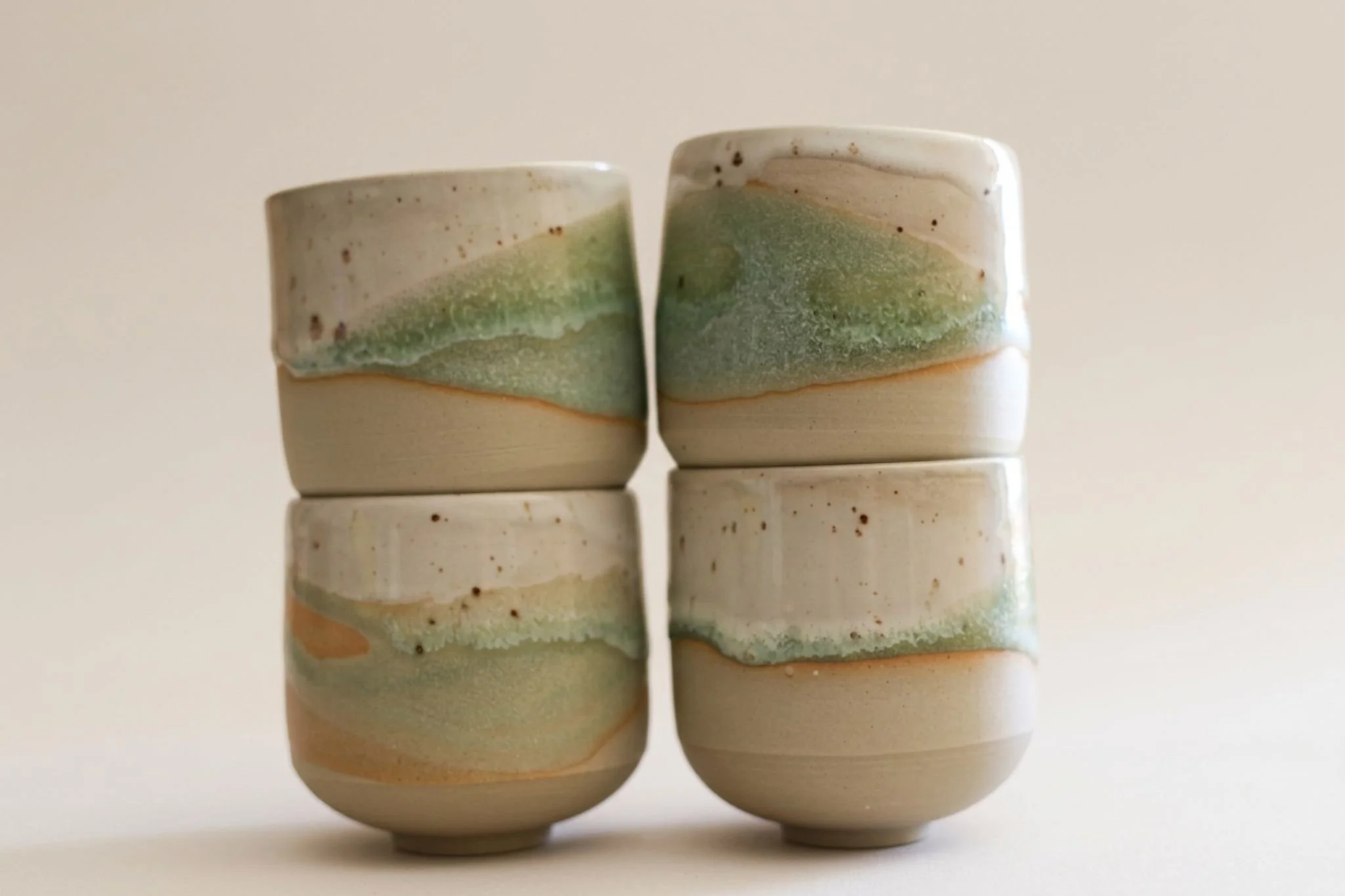 Tasse en grès blanc "Vanille Pistache"
Dimensions : 7cm ∅ x 7,5cm ↑
Lave vaisselle : ✔️
Micro ondes : ✔️
Entièrement façonnée à la main, de légères variations de couleur et/ou taille peuvent apparaître sur les pièces d'une même série.
Usage alimentai