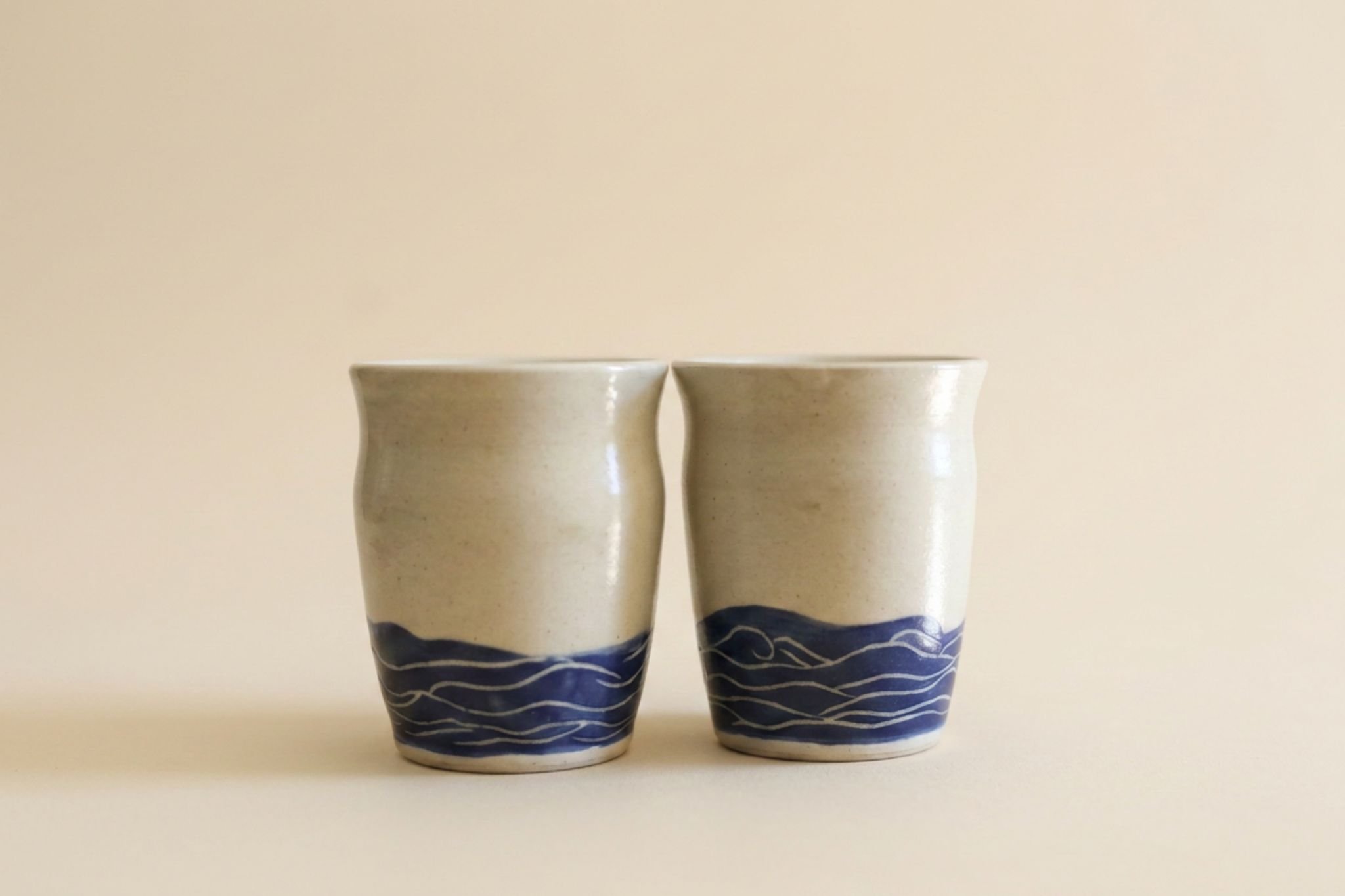 Tasse "L'heure Bleue"
Model : Vagues
Petite tasse en grès blanc.
Dimensions : 7cm ∅ x 8cm ↑
Lave vaisselle : ✔️
Micro ondes : ✔️
Entièrement façonnée à la main, de légères variations de couleur et/ou taille peuvent apparaître sur les pièces d'une mêm