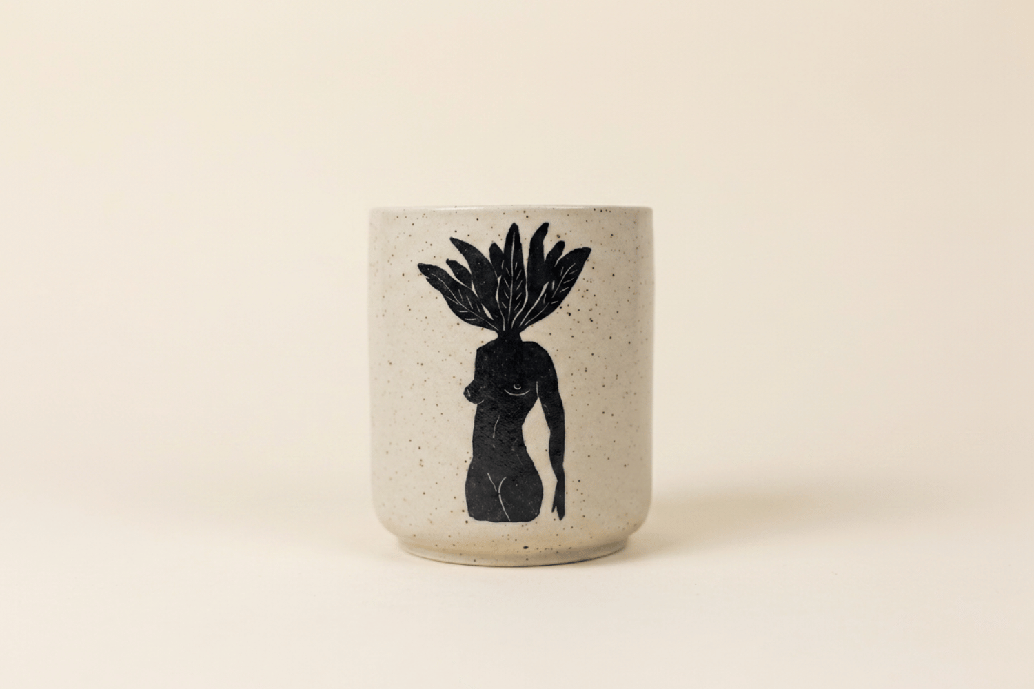 Mug en grès blanc "Femme Fleur"
Dimensions : 8,5cm ∅ x 10cm ↑
Lave vaisselle : ✔️
Micro ondes : ✔️
Entièrement façonnée à la main, de légères variations de couleur et/ou taille peuvent apparaître sur les pièces d'une même série.
Usage alimentaire et/