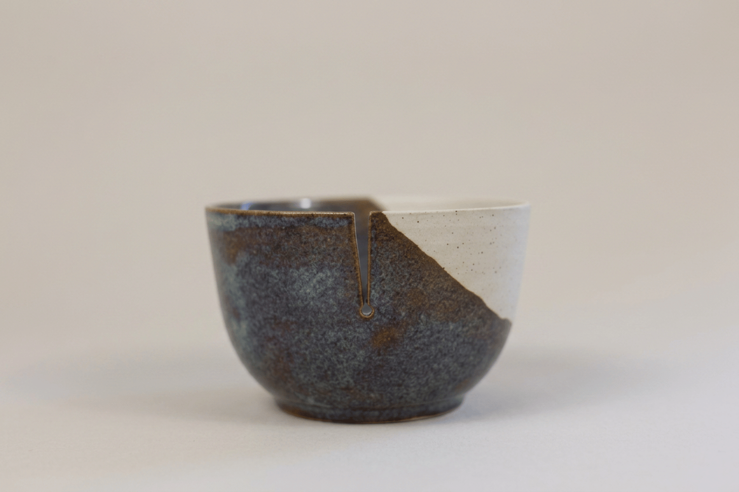 Bol à laine.
Dimensions : 14,5cm ∅ x 9cm ↑
Entièrement façonnée à la main, de légères variations de couleur et/ou taille peuvent apparaître sur les pièces d'une même série.
Usage décoratif.