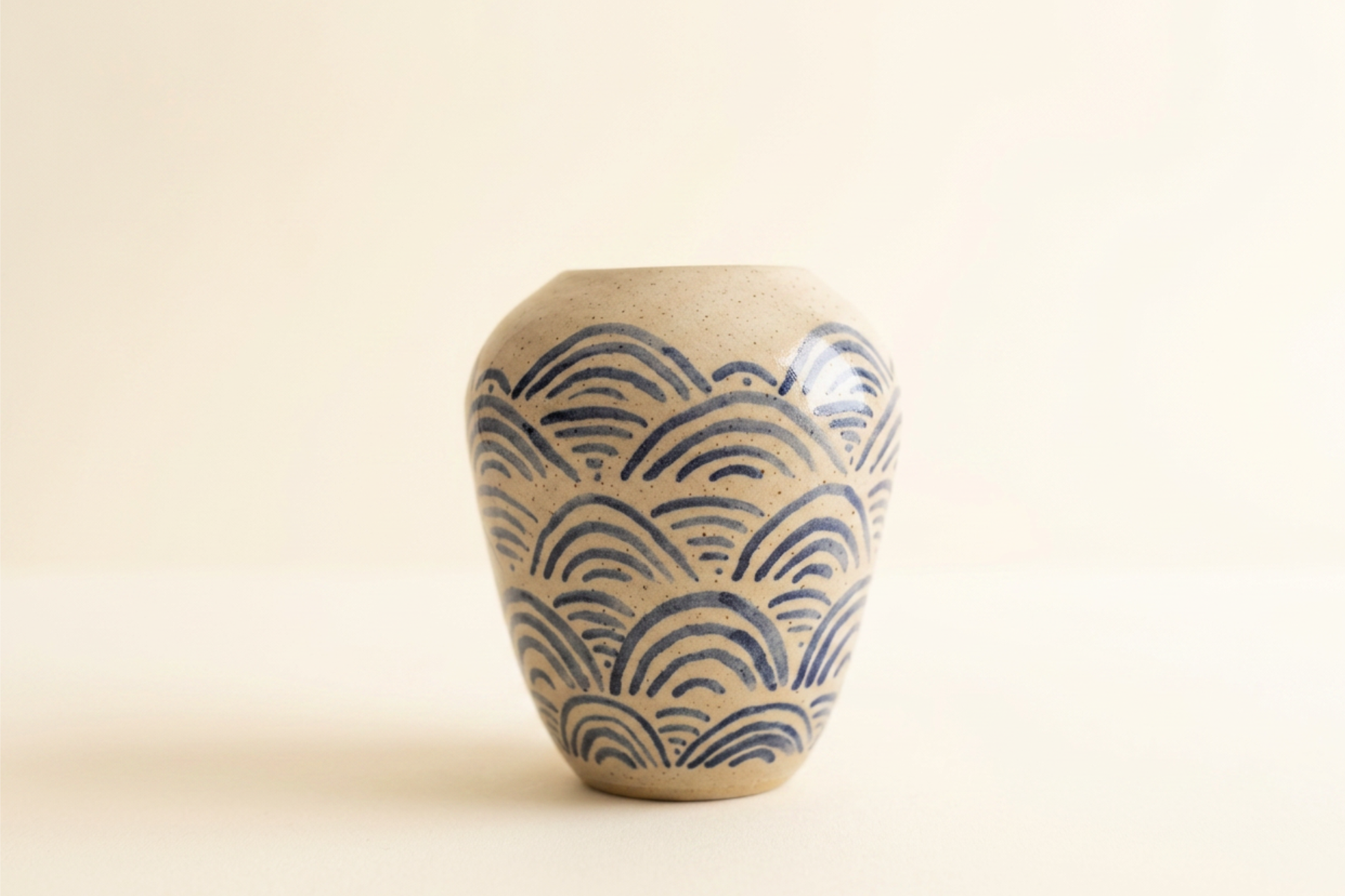 Vase "Arcoiris" Vase en grès pyrité blanc. Dimensions : 14cm ∅ x 16cm ↑ Entièrement façonnée à la main, de légères variations de couleur , de dessin et/ou taille peuvent apparaître sur les pièces d'une même série.