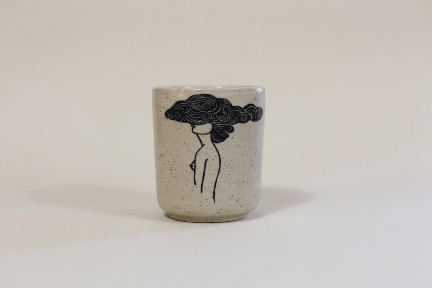 Mug en grès blanc "Nuage"
Dimensions : 8,5cm ∅ x 10cm ↑
Lave vaisselle : ✔️
Micro ondes : ✔️
Entièrement façonnée à la main, de légères variations de couleur et/ou taille peuvent apparaître sur les pièces d'une même série.
Usage alimentaire et/ou déc