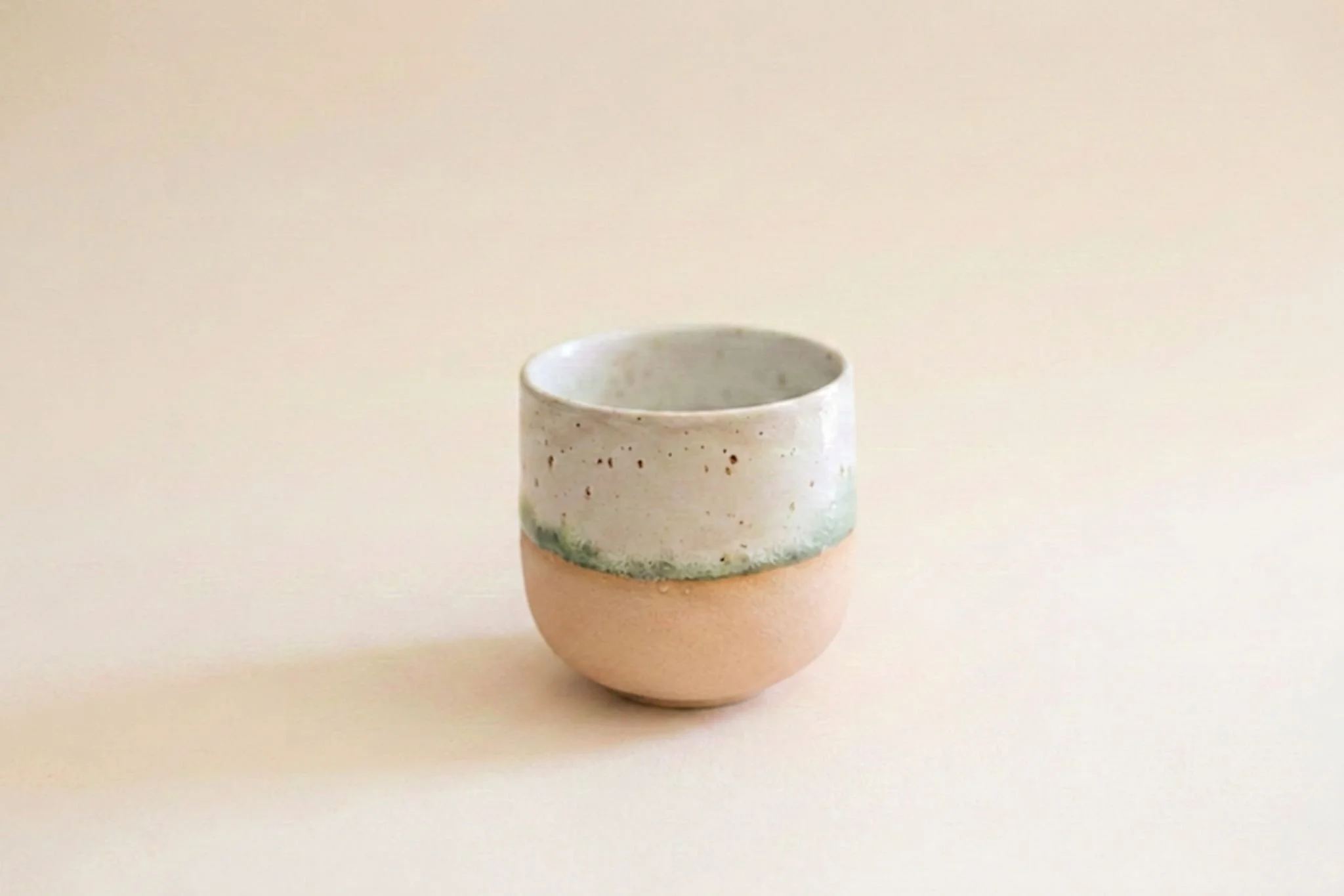 Tasse en grès blanc "Vanille Pistache"
Dimensions : 7cm ∅ x 7,5cm ↑
Lave vaisselle : ✔️
Micro ondes : ✔️
Entièrement façonnée à la main, de légères variations de couleur et/ou taille peuvent apparaître sur les pièces d'une même série.
Usage alimentai