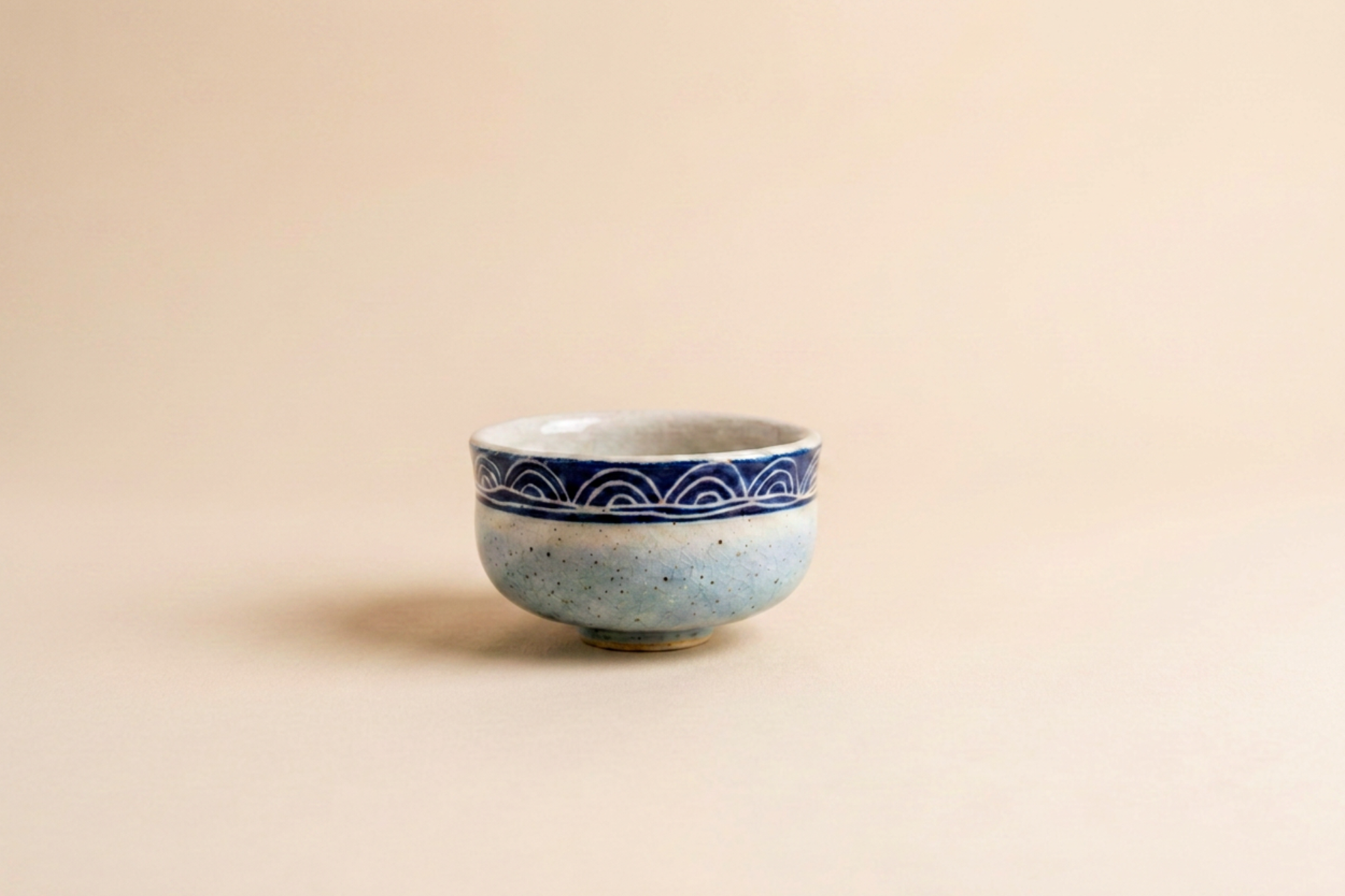 Tasse "Arcoiris" Petite tasse en grès pyrité blanc. Dimensions : 7,5cm ∅ x 5cm ↑ Lave vaisselle : ✔️ Micro ondes : ✔️ Entièrement façonnée à la main, de légères variations de couleur et/ou taille peuvent apparaître sur les pièces d'une même série.
Us