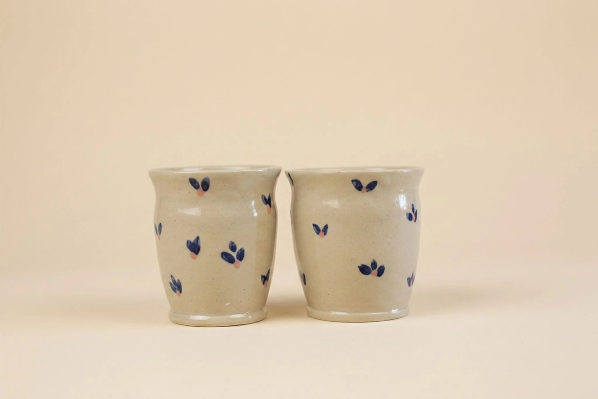 Tasse "L'heure Bleue"
Model : Fleurs
Petite tasse en grès blanc.
Dimensions : 7cm ∅ x 8cm ↑
Lave vaisselle : ✔️
Micro ondes : ✔️
Entièrement façonnée à la main, de légères variations de couleur et/ou taille peuvent apparaître sur les pièces d'une mêm