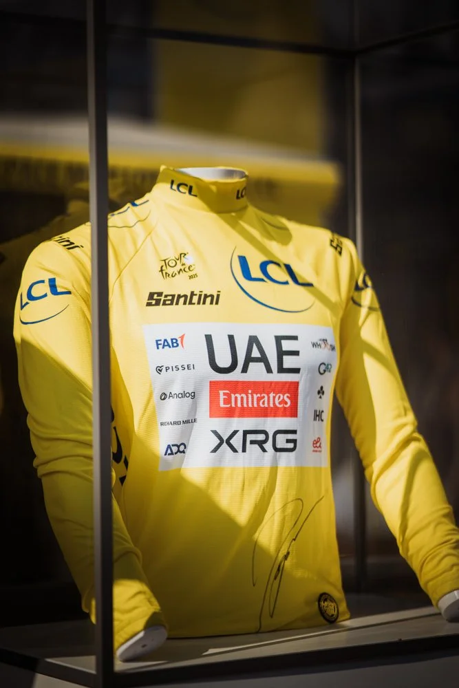 Maillot jaune de l'équipe cycliste du Tour de France exposé dans une vitrine.