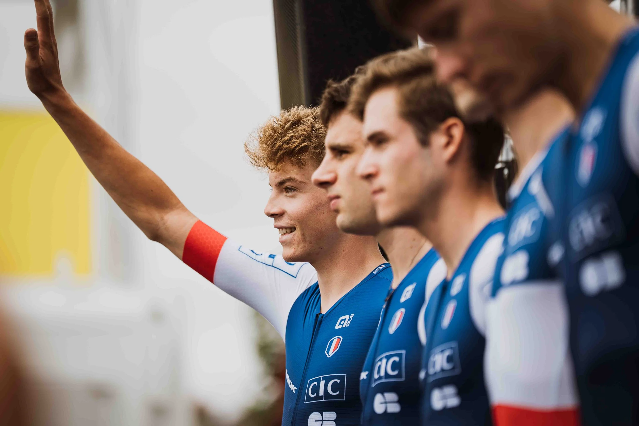 Groupe de jeunes athlètes en uniforme bleu, alignés lors d'une compétition ou d'une cérémonie.