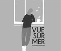 Une personne regarde par une fenêtre avec des oiseaux en vol, à côté du texte 'VUE SUR MER'.