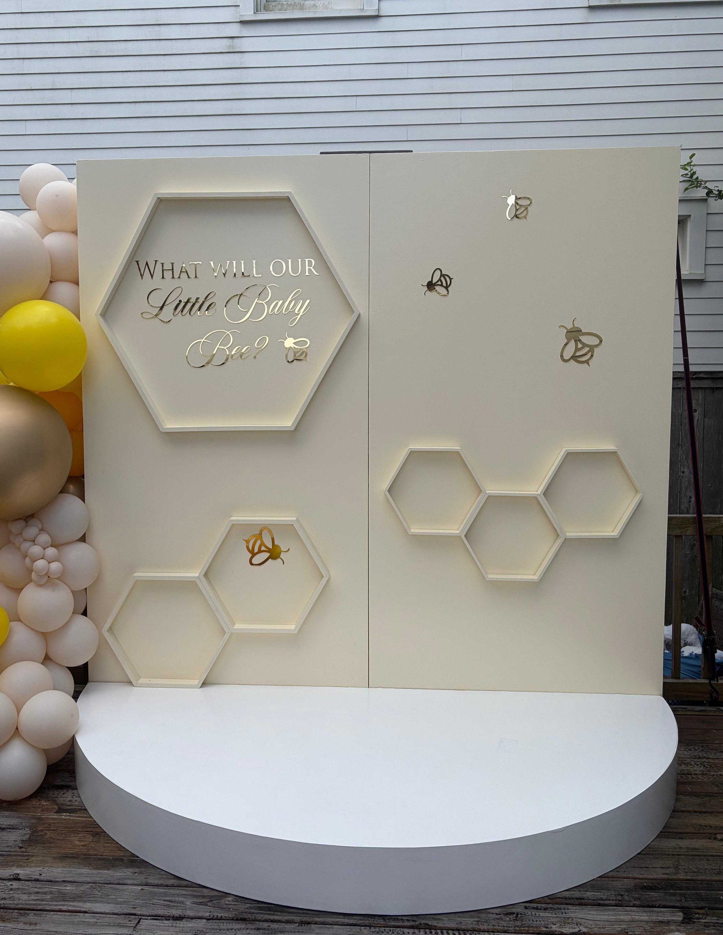 Bee Wall + Half round Stage Set