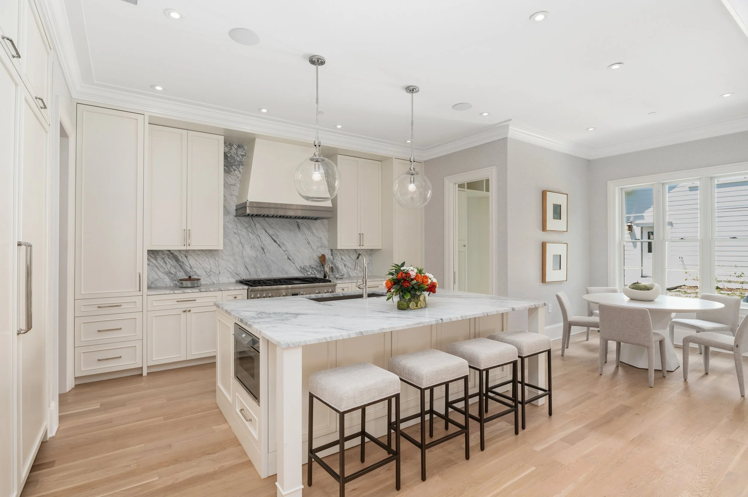 02-Gourmet Eat-in Kitchen.jpg