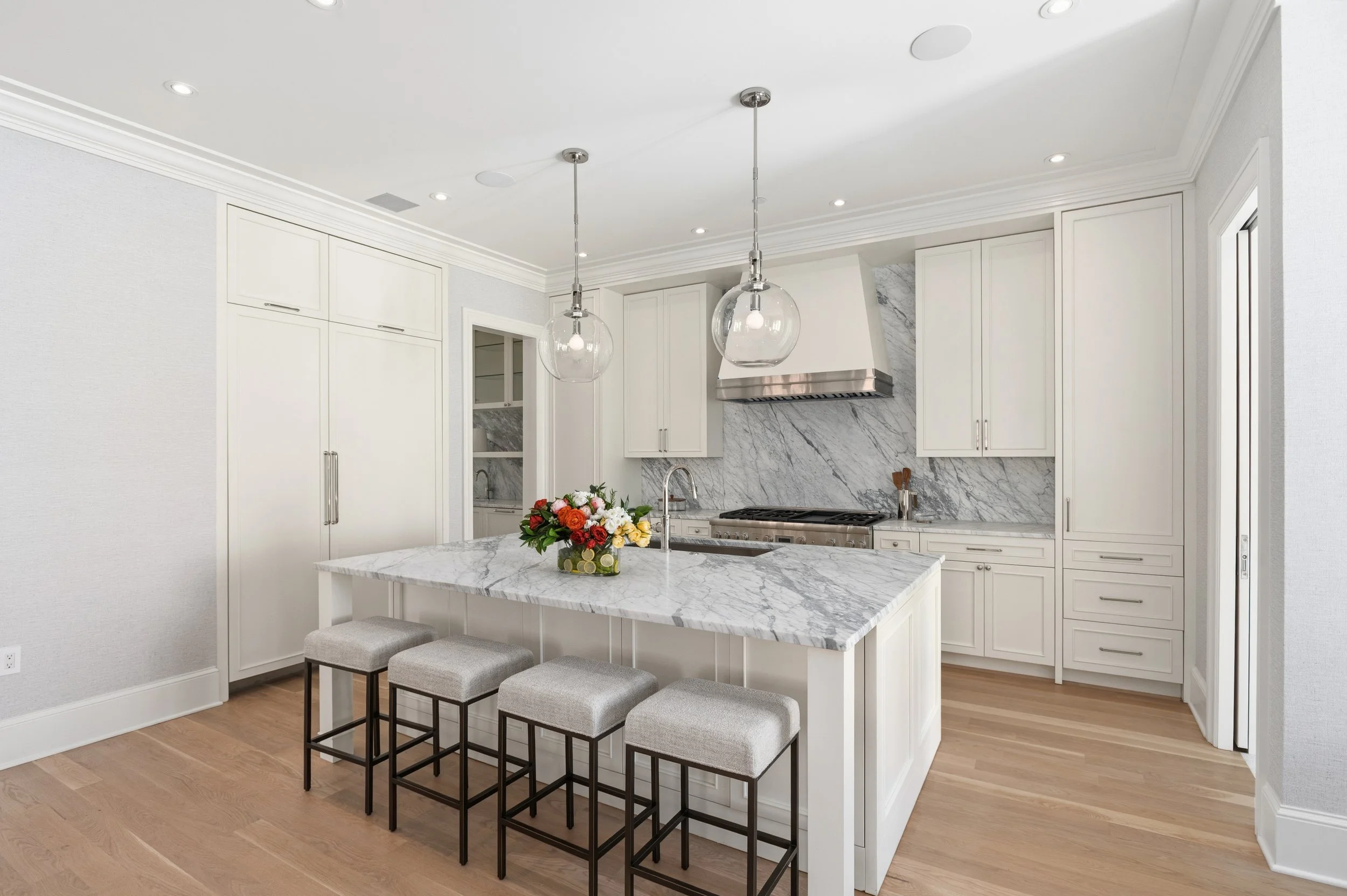 03-Gourmet Eat-in Kitchen.jpg