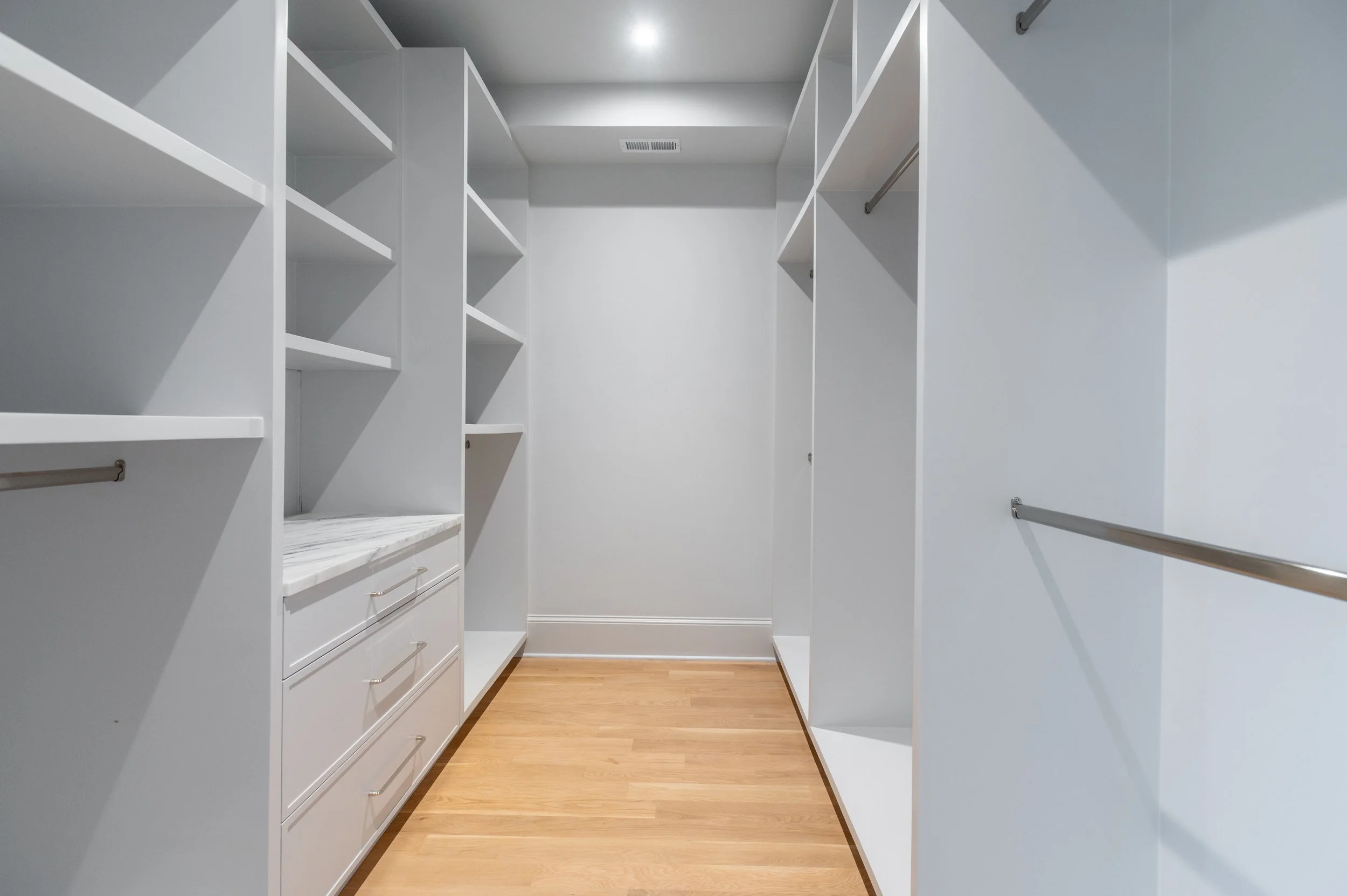 22-Walk-in Closet.jpg