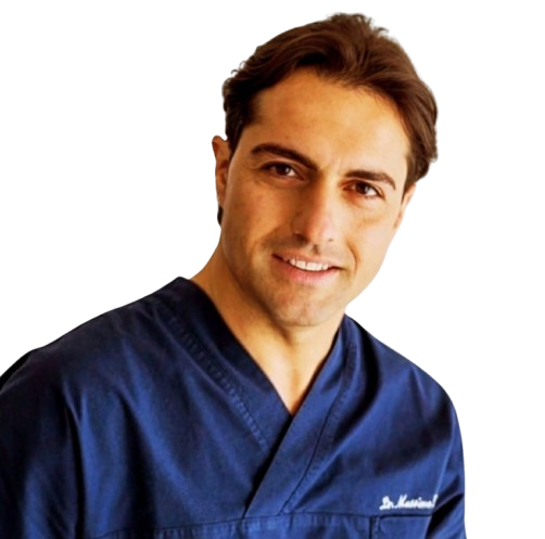Uomo sorridente in divisa da medico con sfondo bianco.