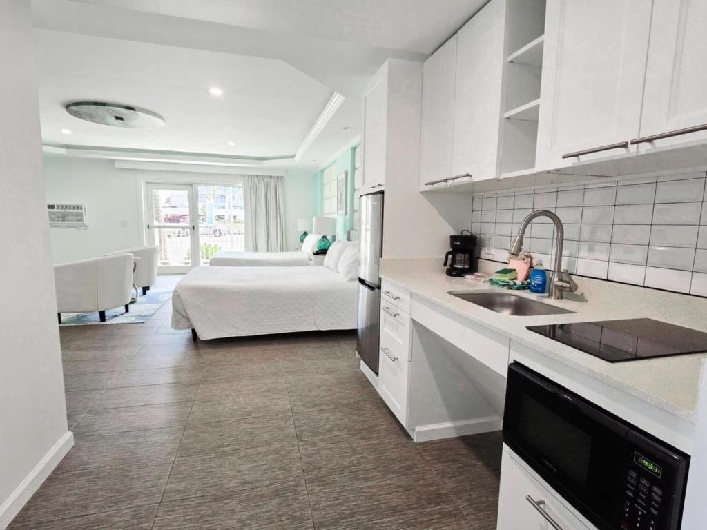Accessible Double Queen with Kitchenette Island House Hotel
