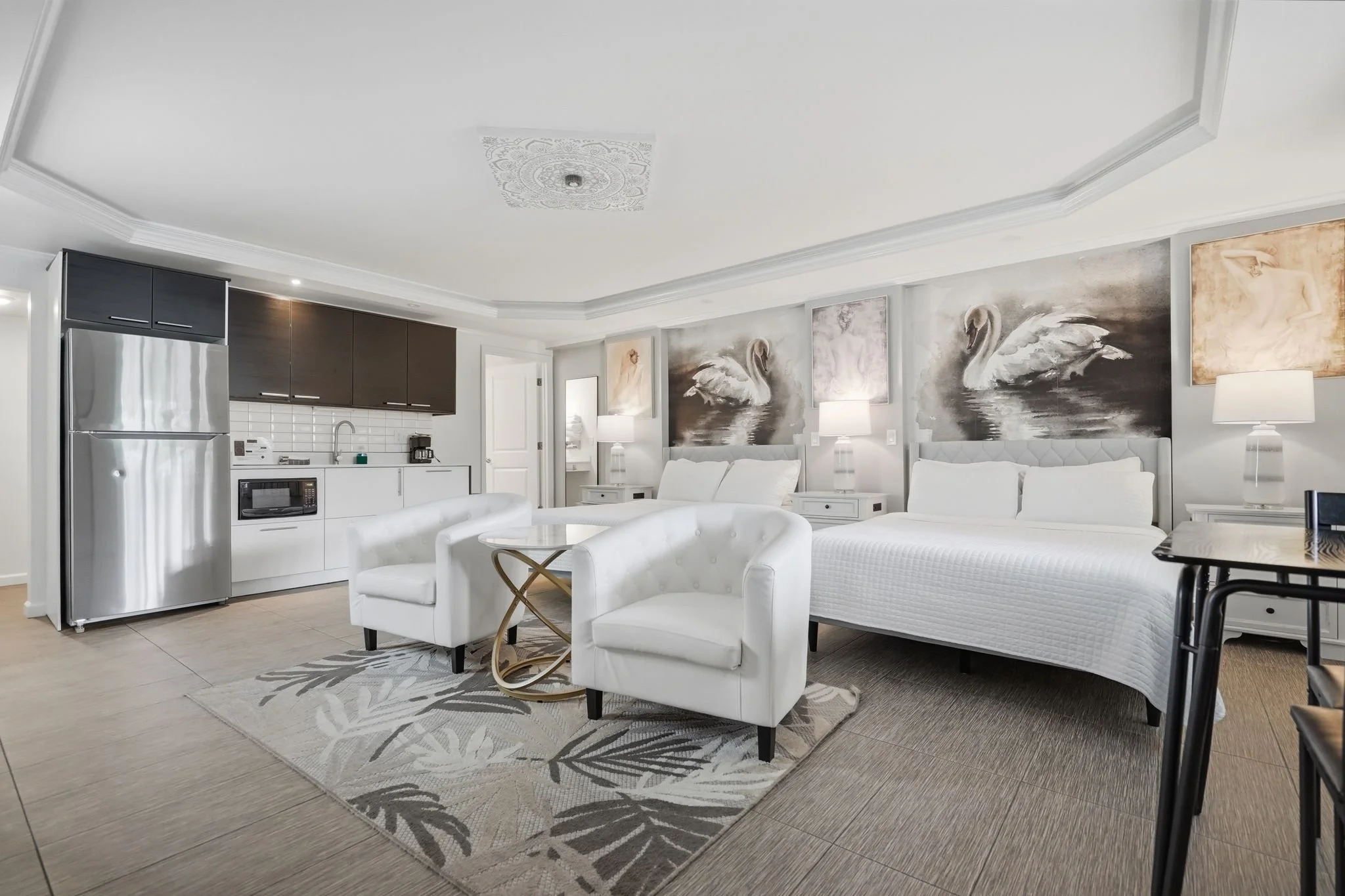 Studio suite with kitchenette, two beds and seating area at Island House Resort Hotel