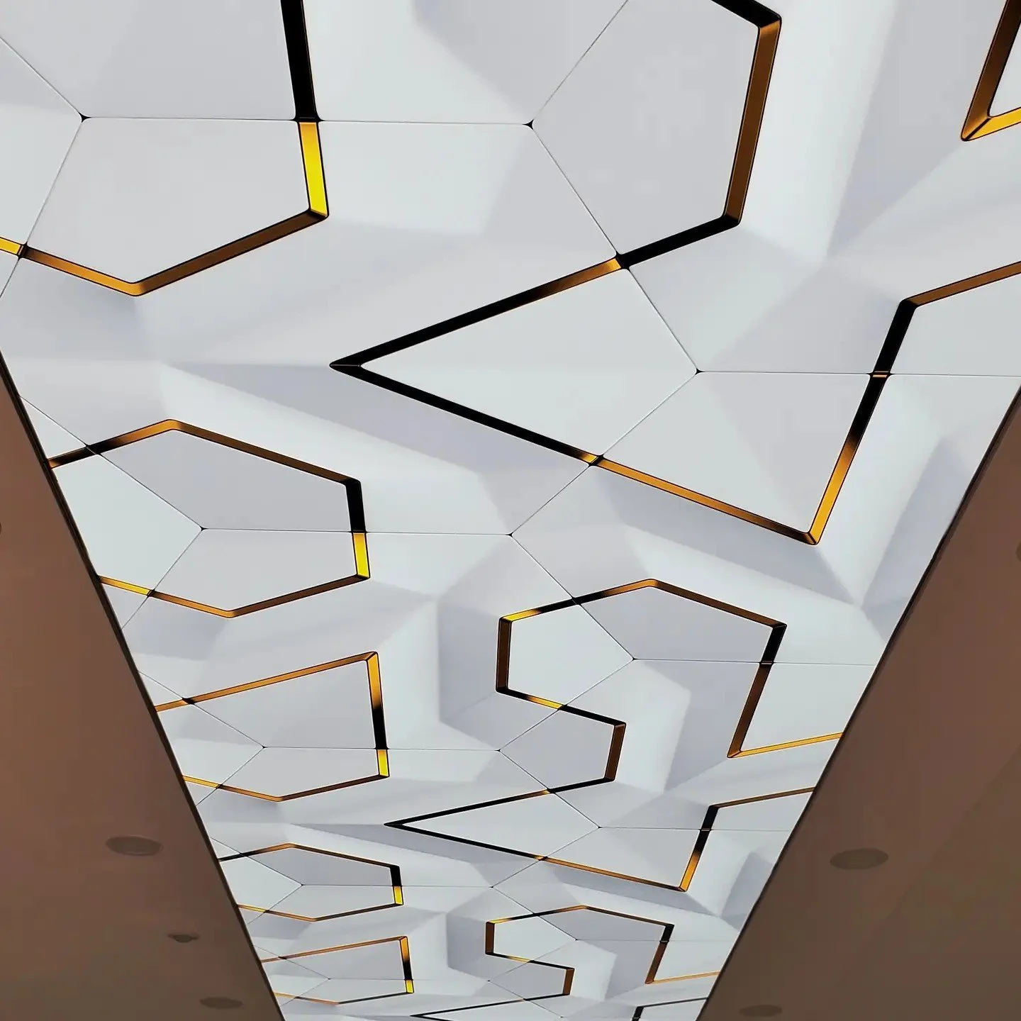 Tavan dekorasyonunda geometrik şekiller ve detaylar, modern ışıklandırma, lamba tasarımı