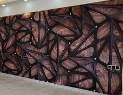 Deri duvar paneli, geometrik ve soyut desenlerle kaplı.